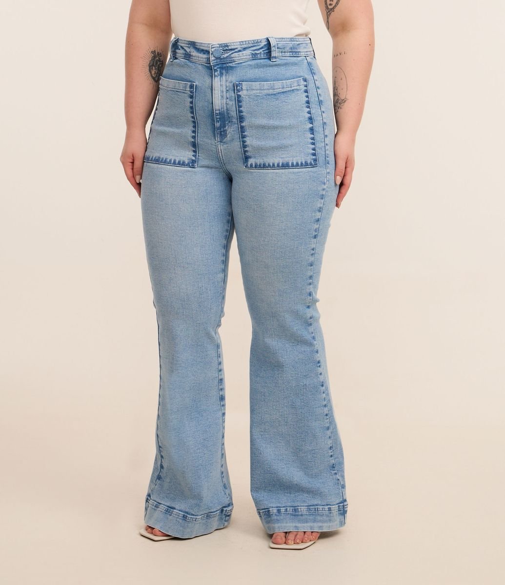 Calça Flare em Jeans com Bordado nos Bolsos Curve & Plus Size Azul