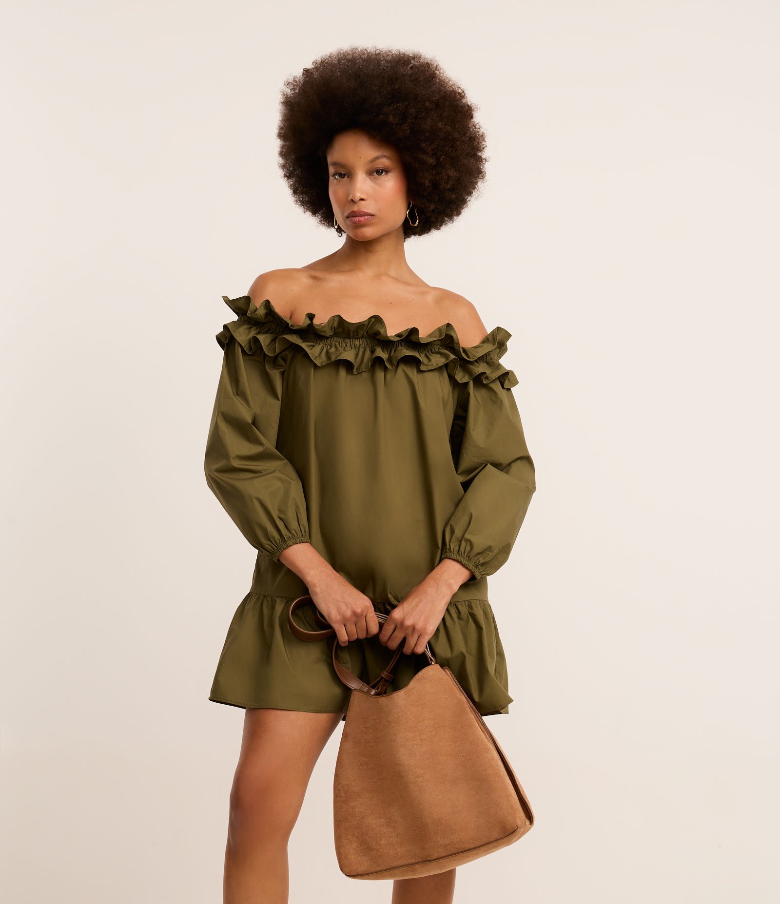 Vestido Curto em Tricoline com Babado e Decote Ombro a Ombro Verde 2