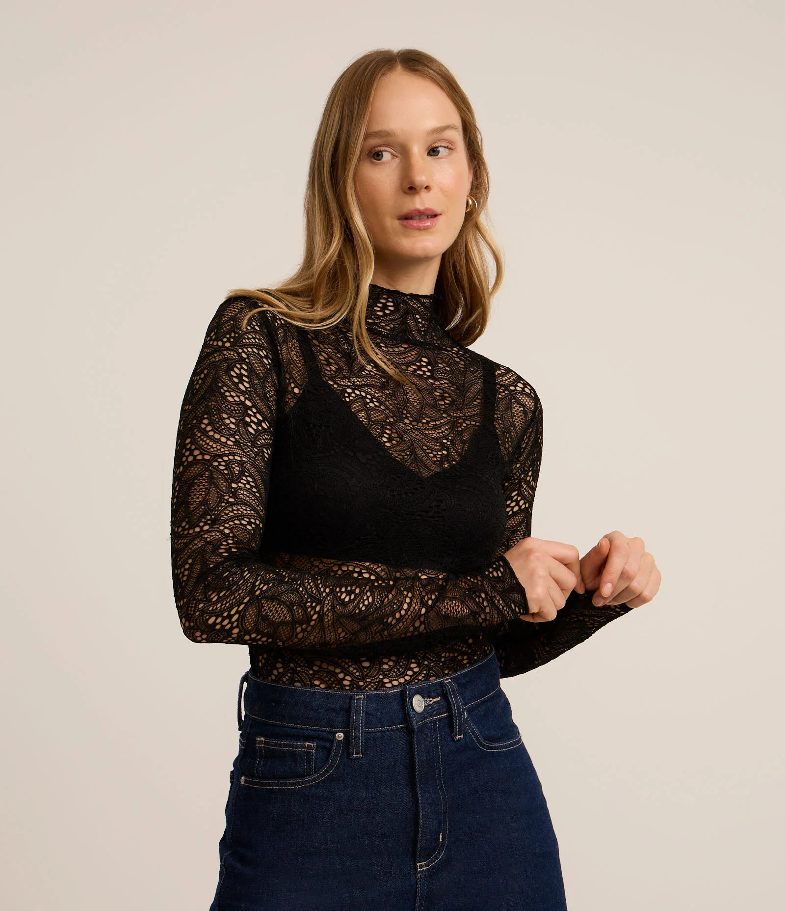 Blusa em Renda com Gola Alta Preto 1