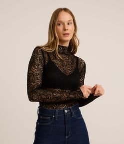 Blusa em Renda com Gola Alta