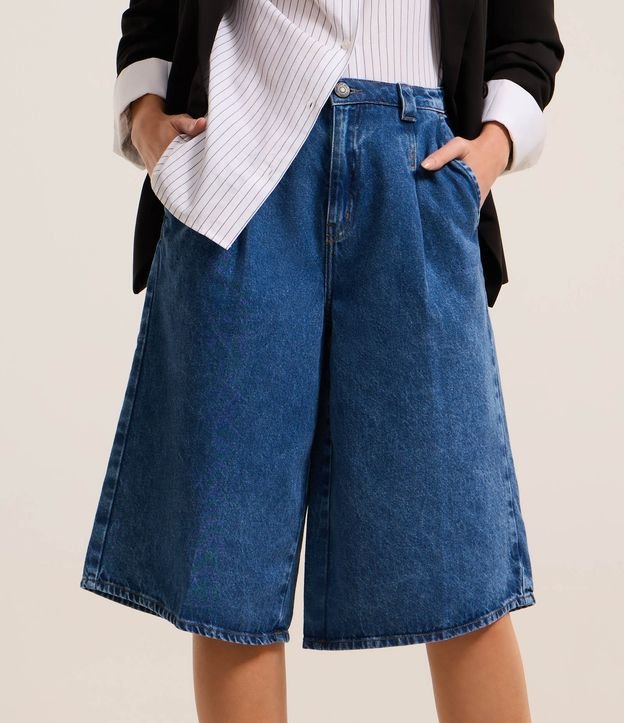Bermuda Longa Jeans com Pregas e Bolsos