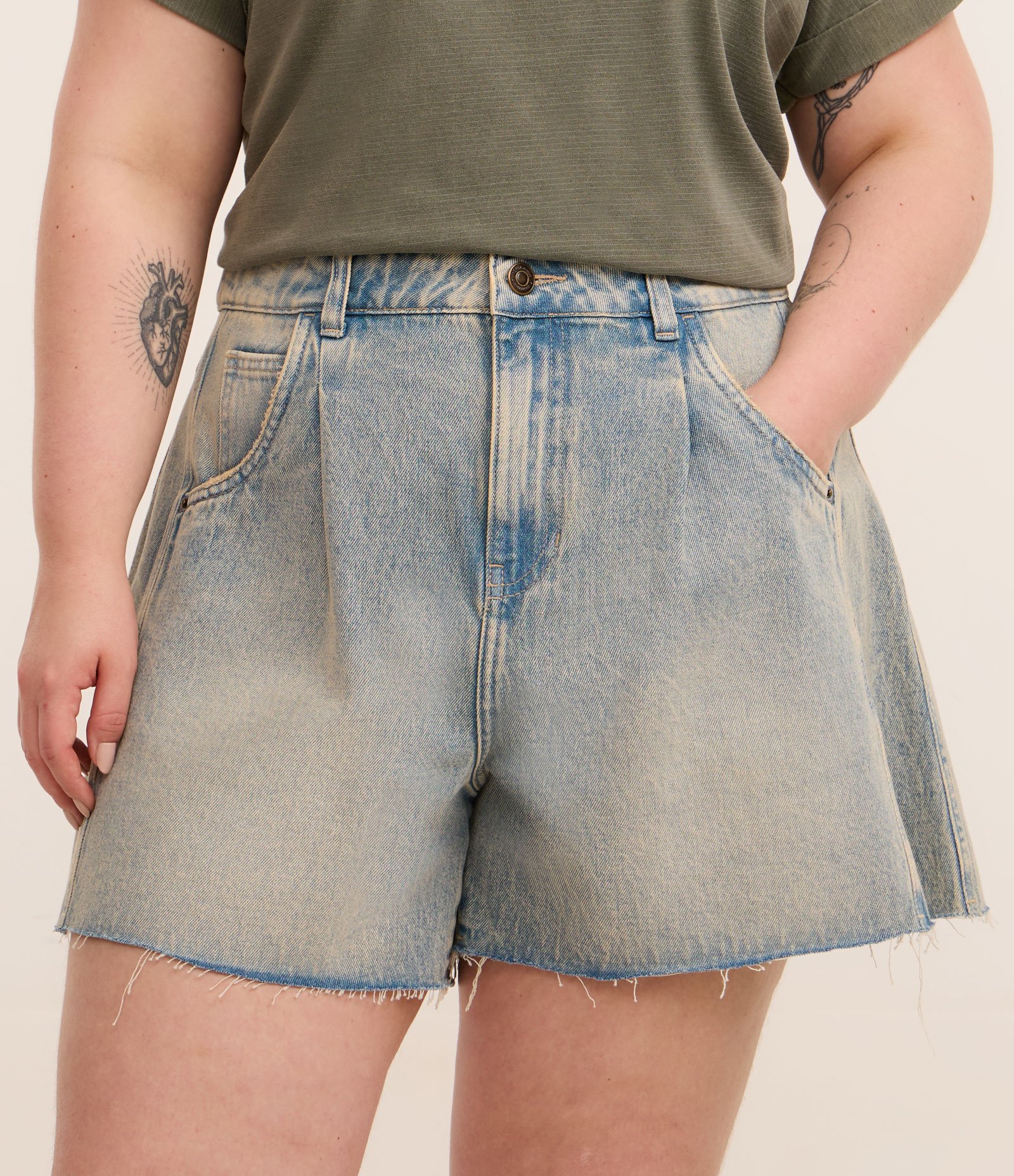 Short Evasê em Jeans Dirty com Barra a Fio Curve & Plus Size Azul 2