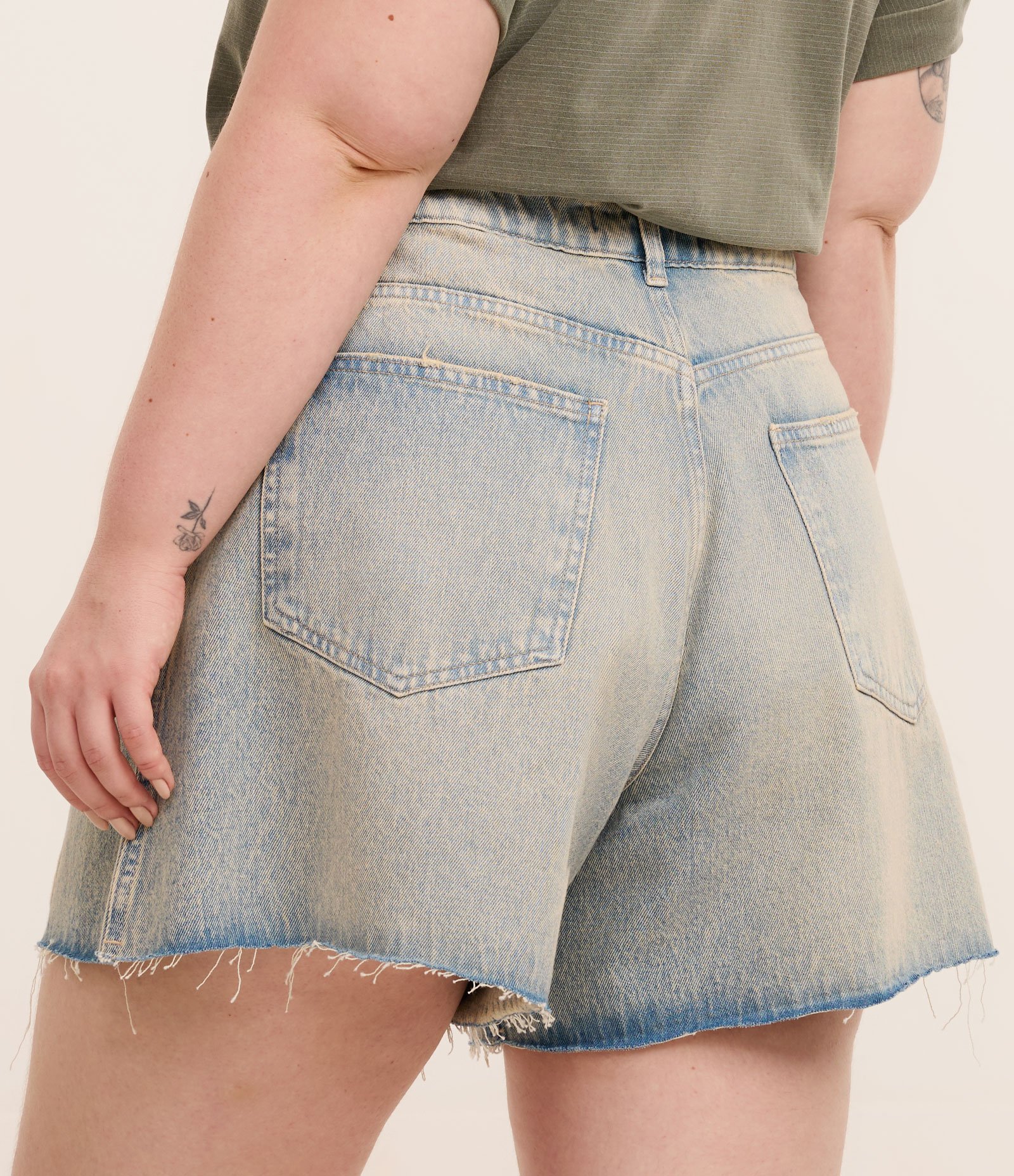 Short Evasê em Jeans Dirty com Barra a Fio Curve & Plus Size Azul 5