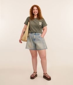 Short Evasê em Jeans Dirty com Barra a Fio Curve & Plus Size