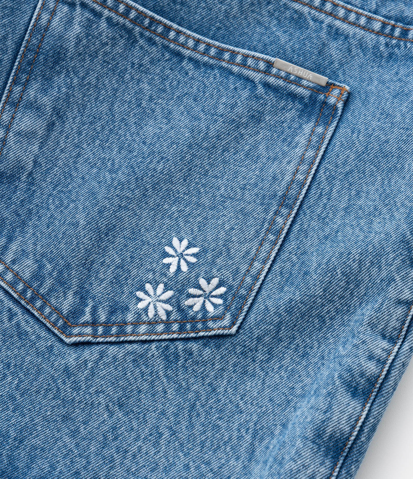 Short Mom com Bordado de Margarina Curve & Plus Size Azul 9