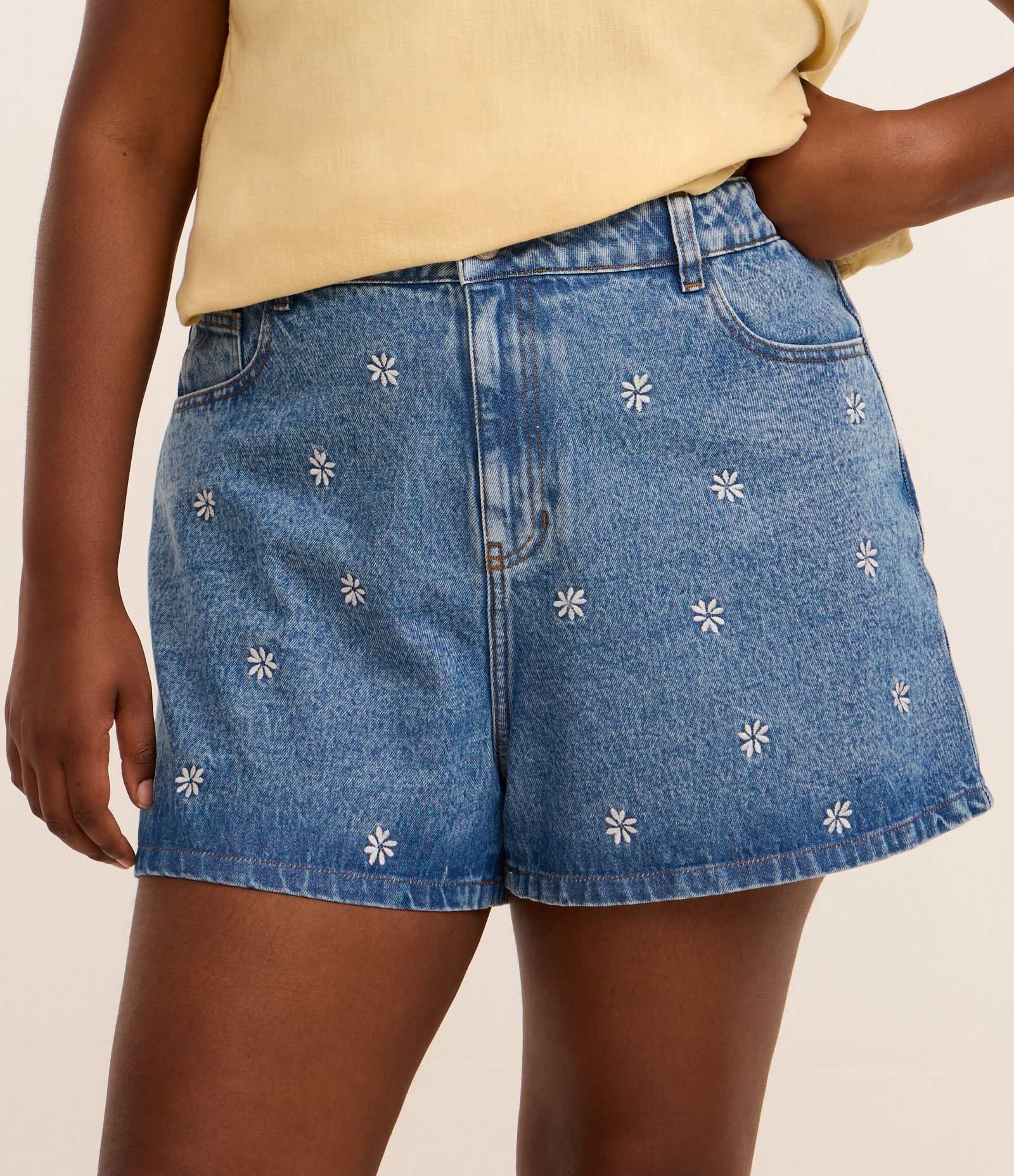 Short Mom com Bordado de Margarina Curve & Plus Size Azul 2