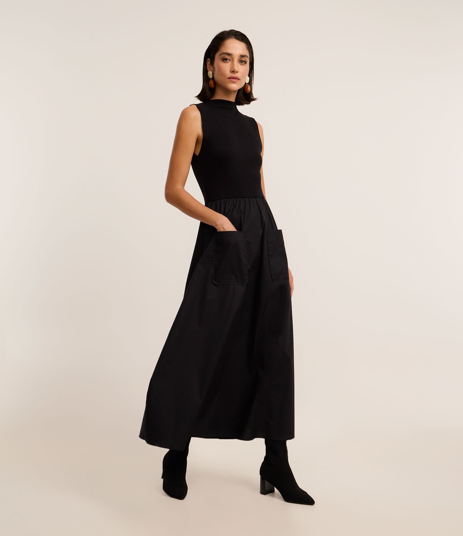 Vestido Evasê New Midi em Tricoline com Bolsos Frontais Preto 1