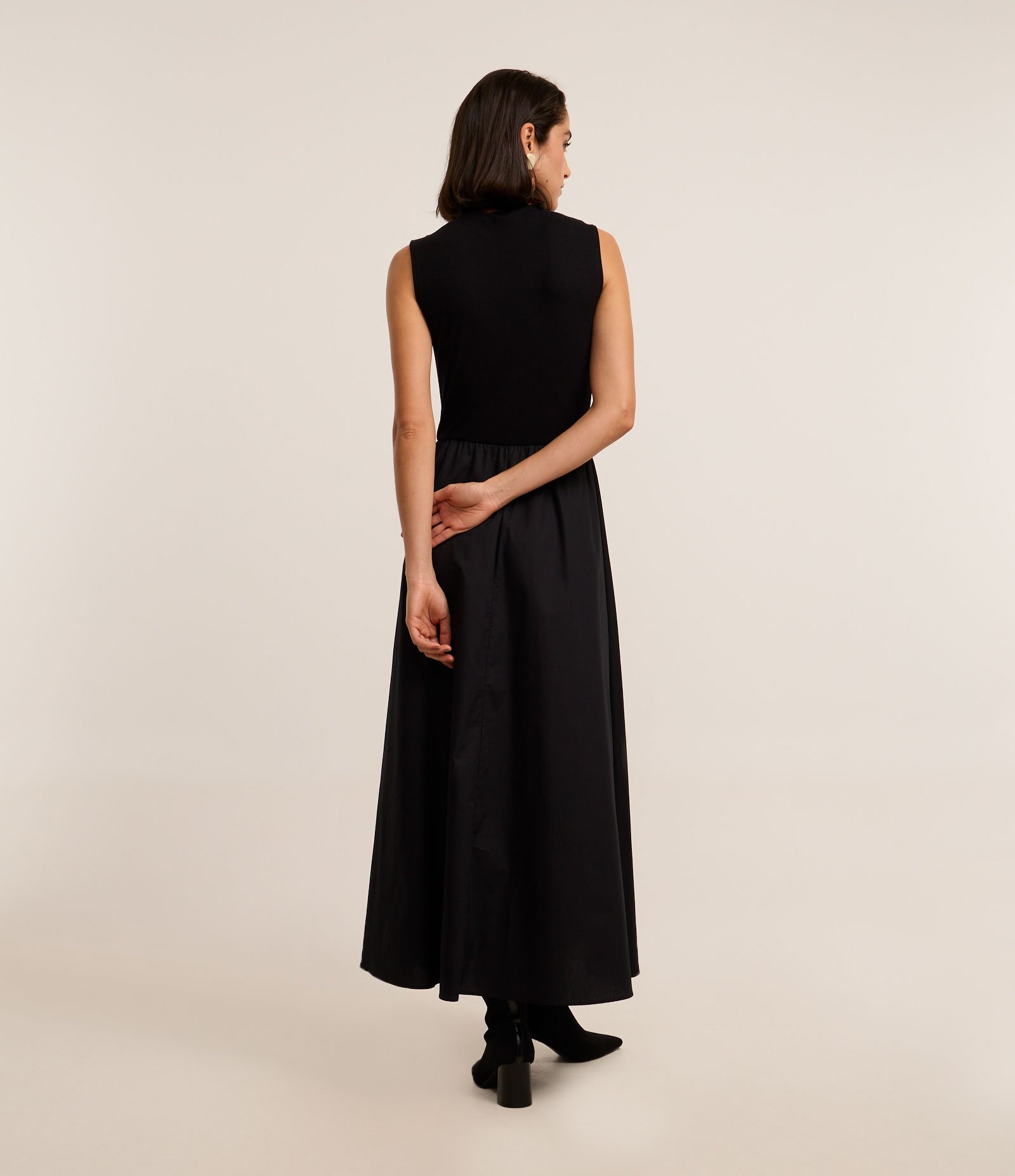 Vestido Evasê New Midi em Tricoline com Bolsos Frontais Preto 2