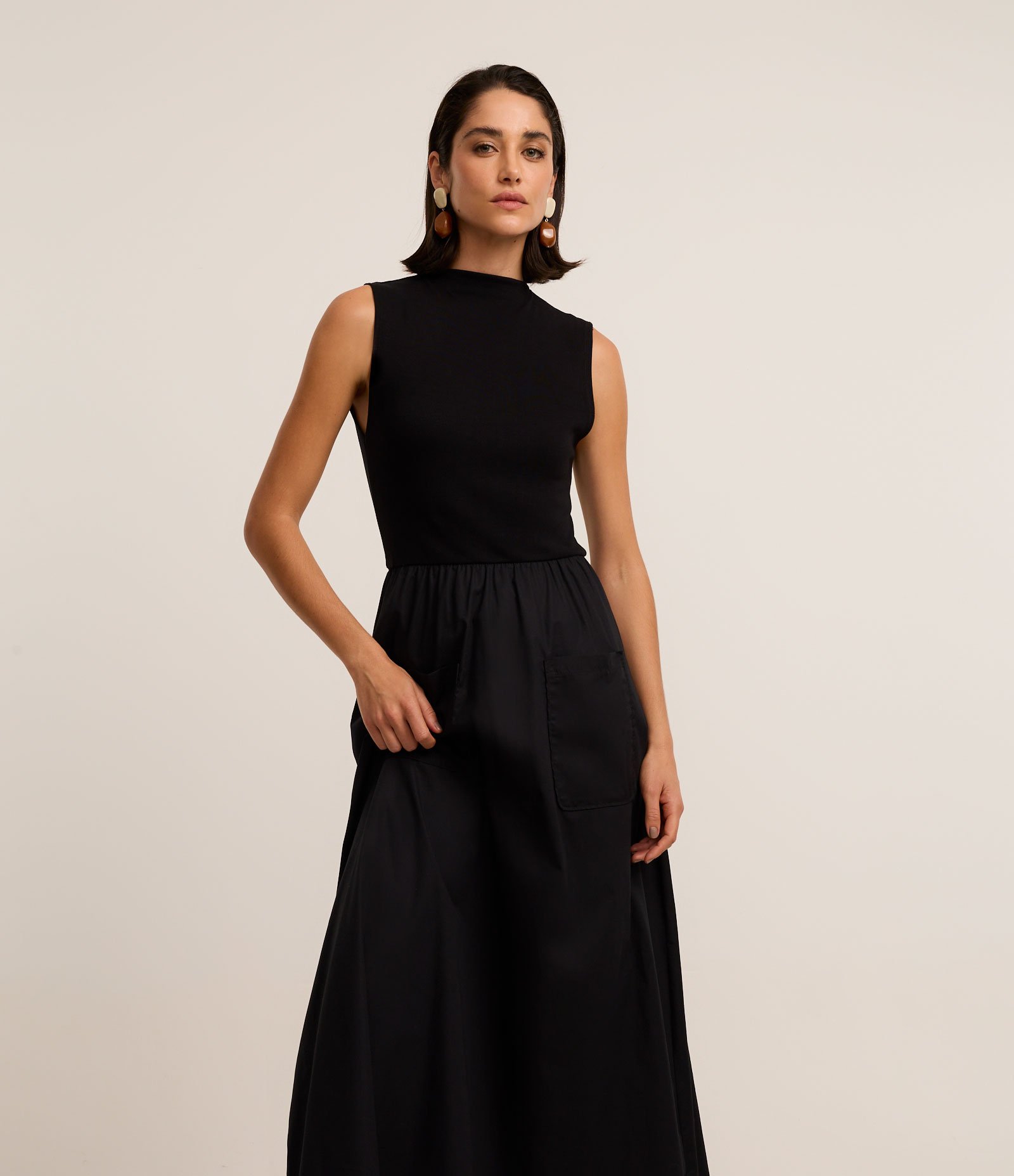 Vestido Evasê New Midi em Tricoline com Bolsos Frontais Preto 3