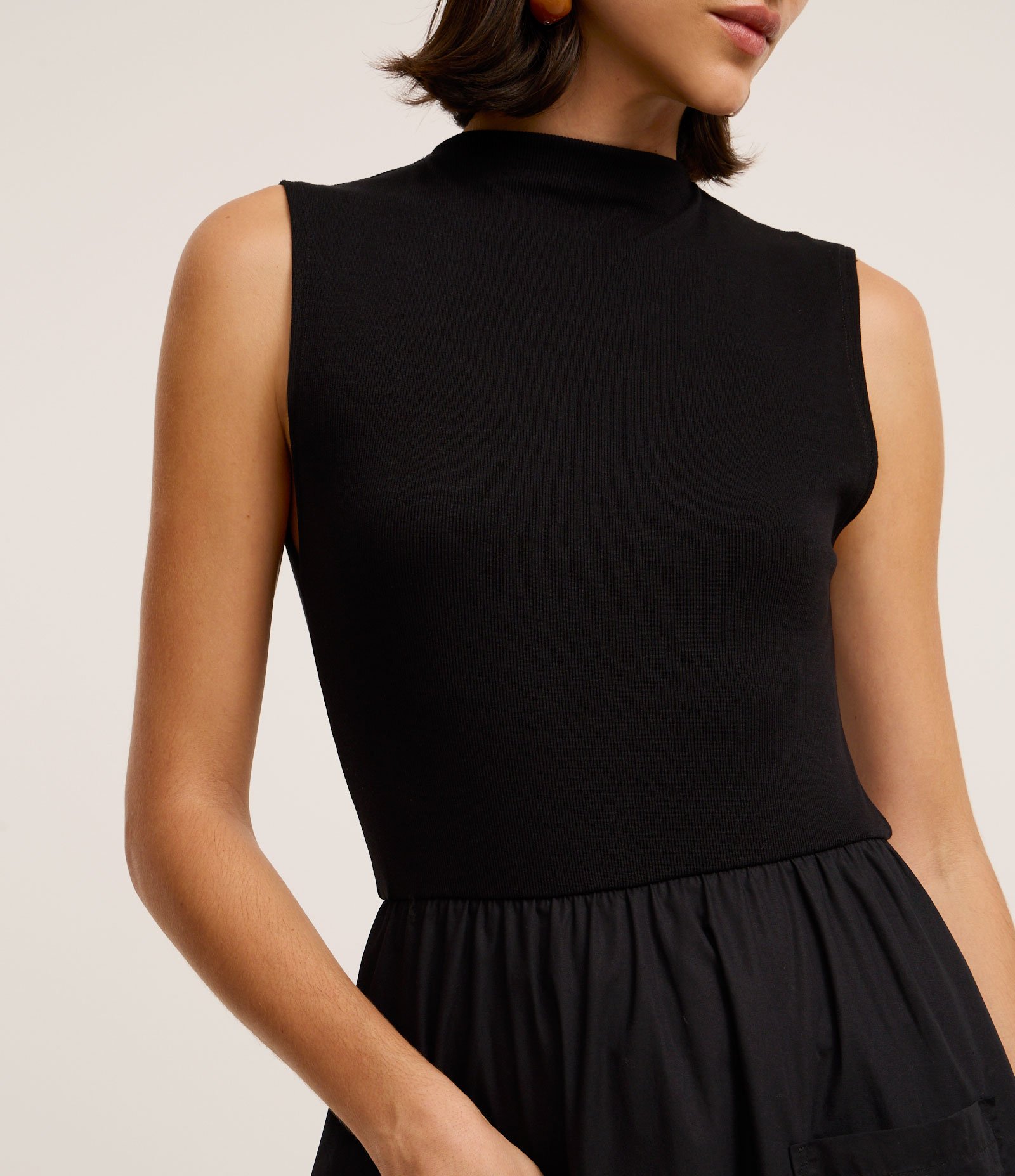 Vestido Evasê New Midi em Tricoline com Bolsos Frontais Preto 4