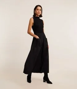 Vestido Evasê New Midi em Tricoline com Bolsos Frontais