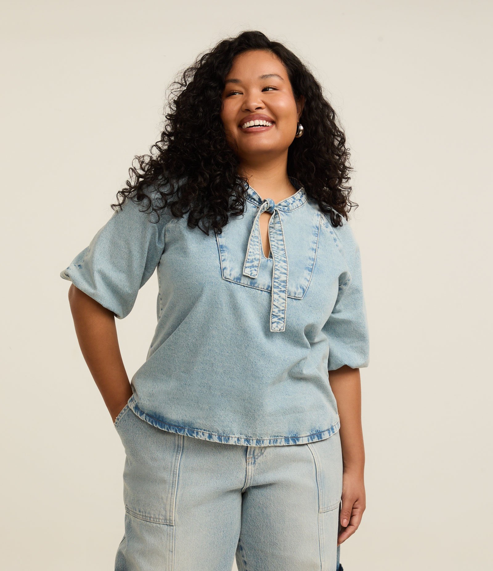 Blusa em Jeans com Amarração no Decote Curve & Plus Size Azul 1