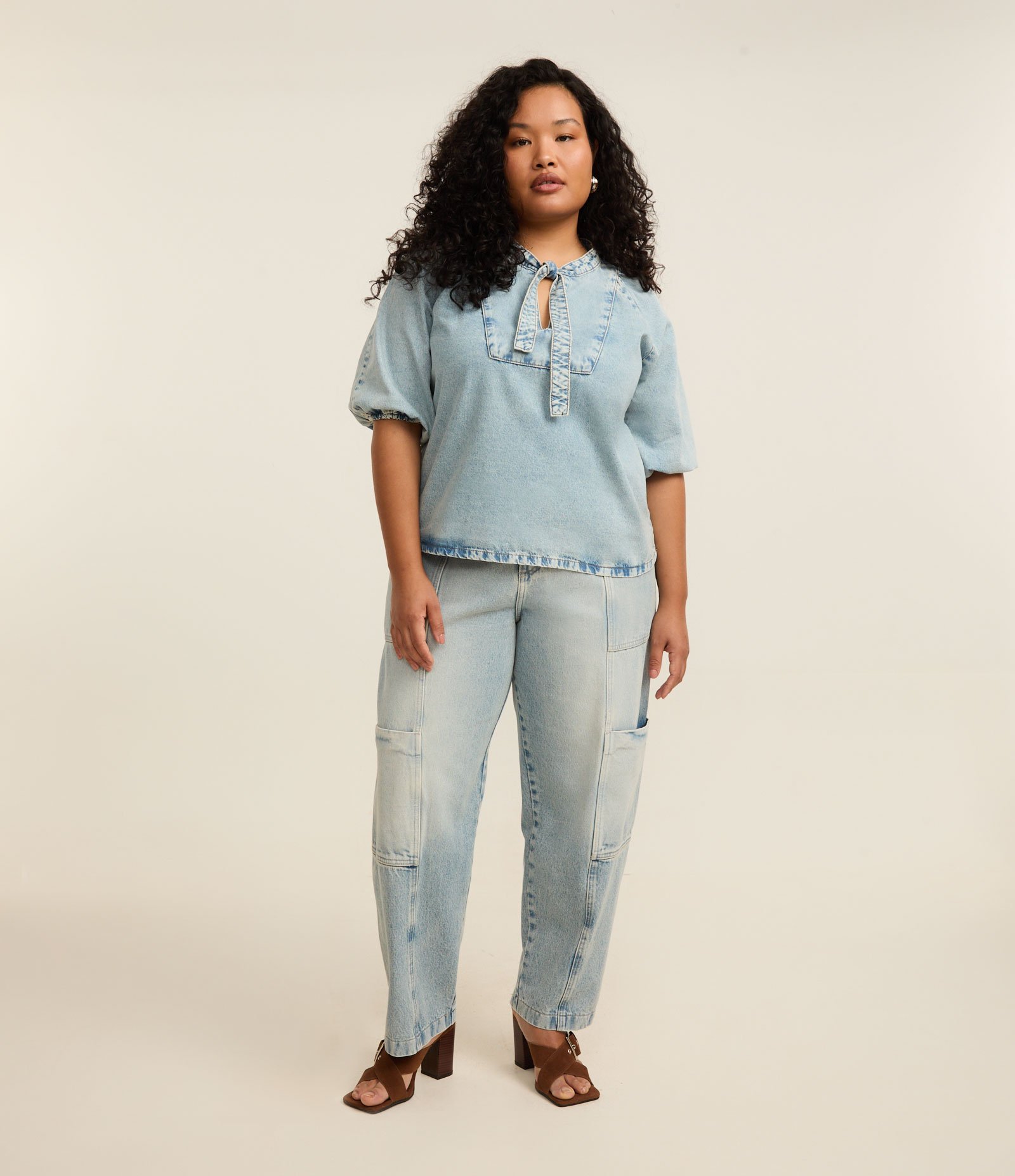 Blusa em Jeans com Amarração no Decote Curve & Plus Size Azul 2
