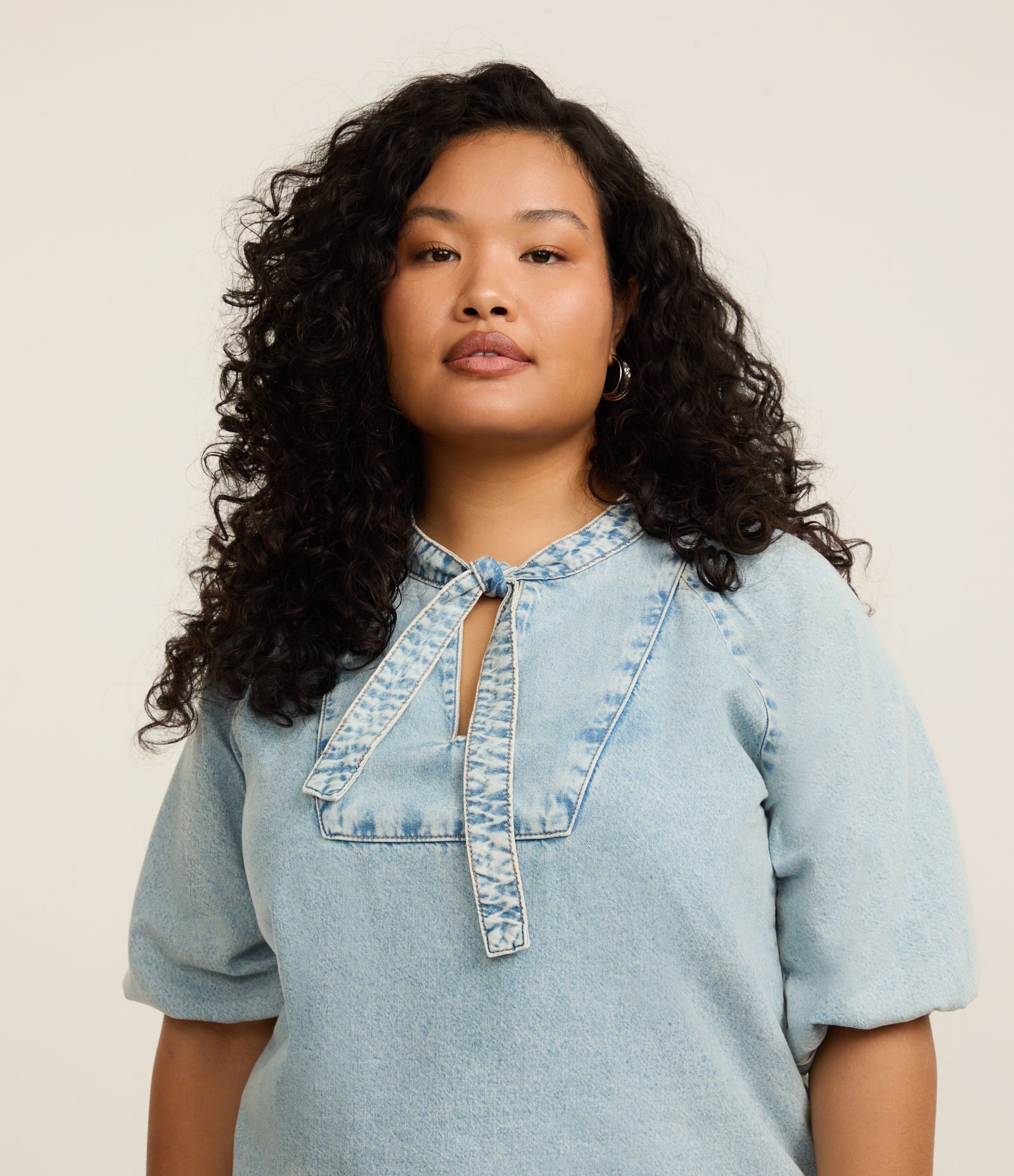 Blusa em Jeans com Amarração no Decote Curve & Plus Size Azul 3