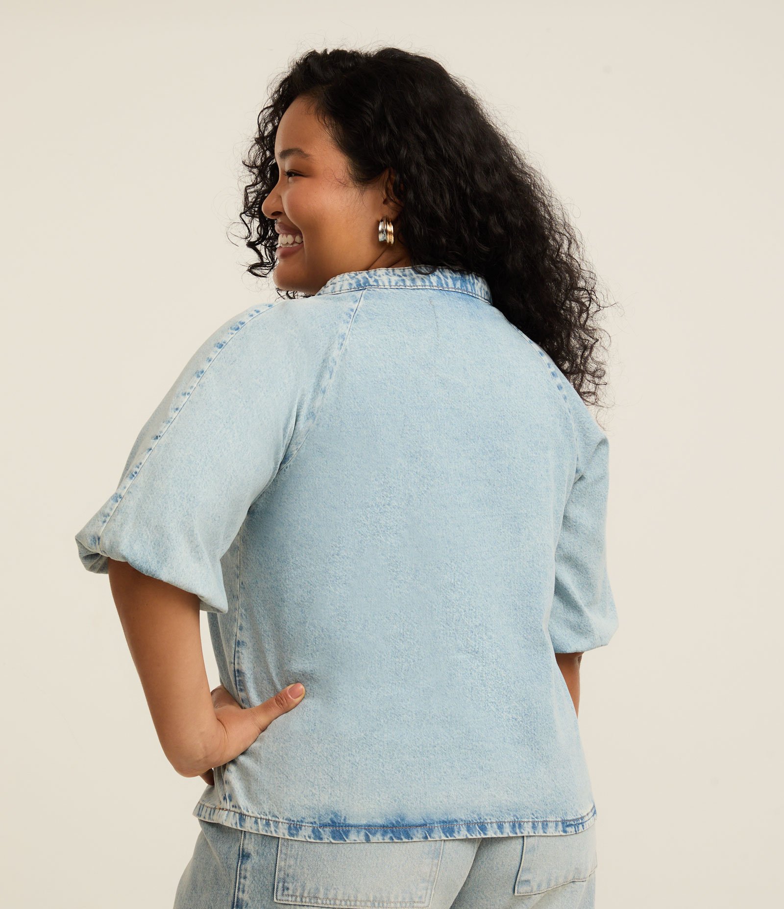Blusa em Jeans com Amarração no Decote Curve & Plus Size Azul 4