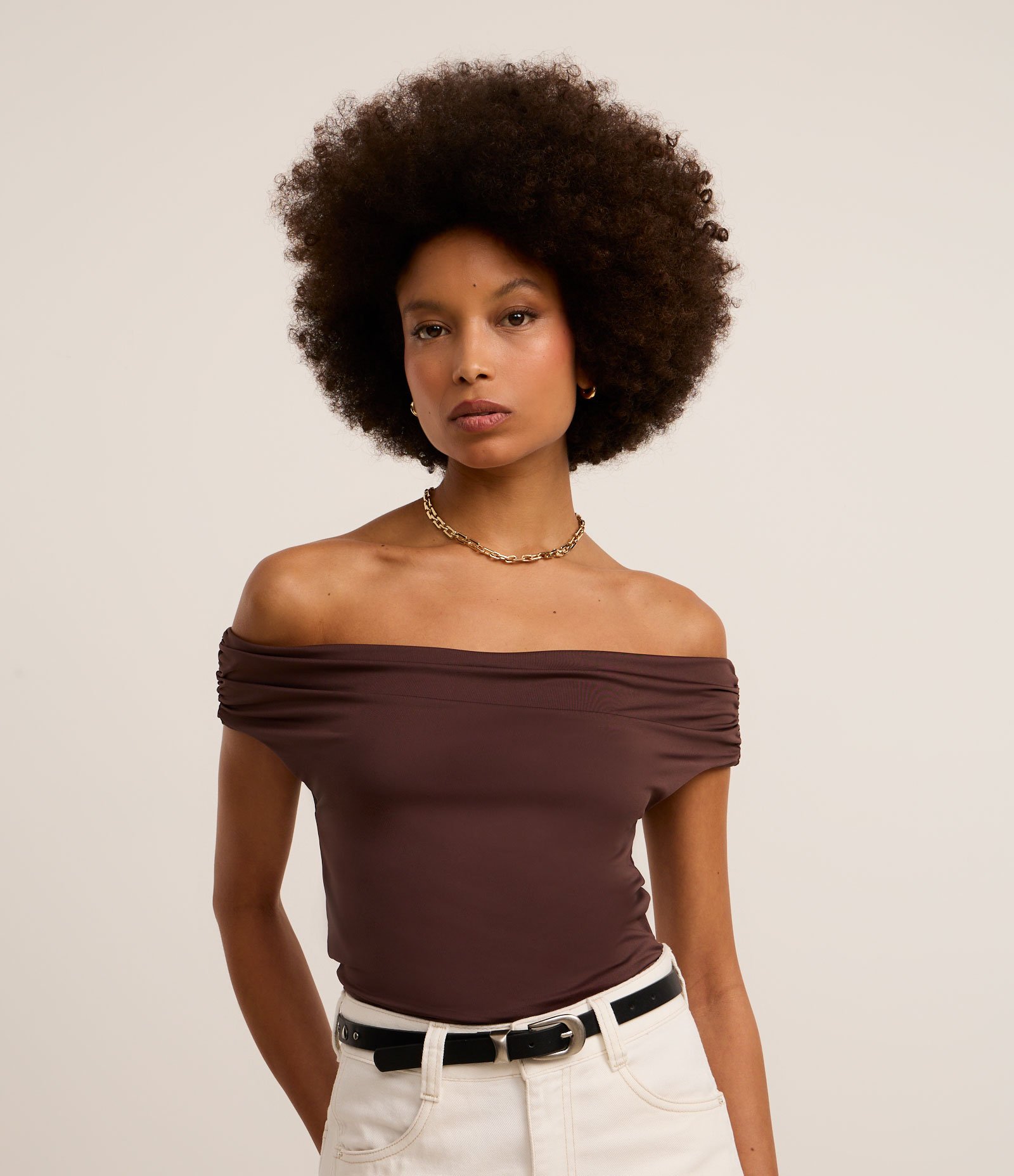 Blusa em Helanca com Decote Ombro a Ombro Marrom 1