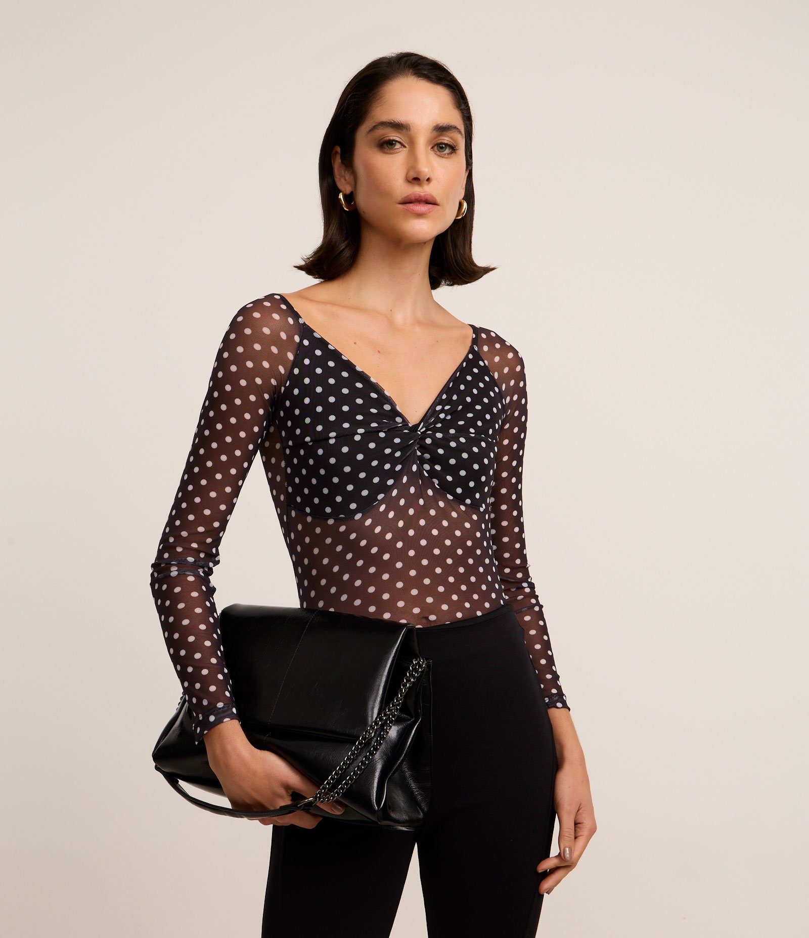 Blusa em Tule Poá com Torcidinho no Busto Preto 1