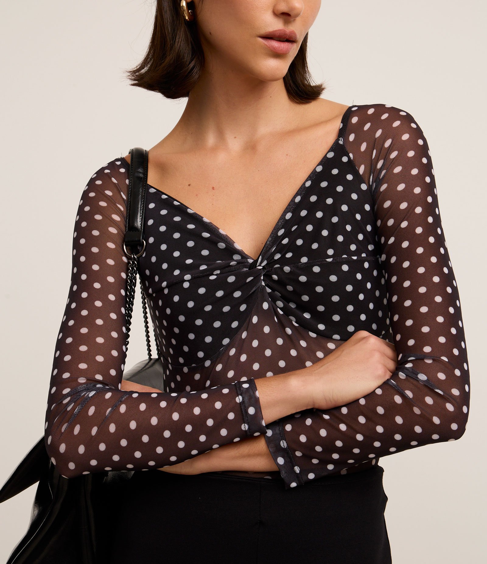 Blusa em Tule Poá com Torcidinho no Busto Preto 4