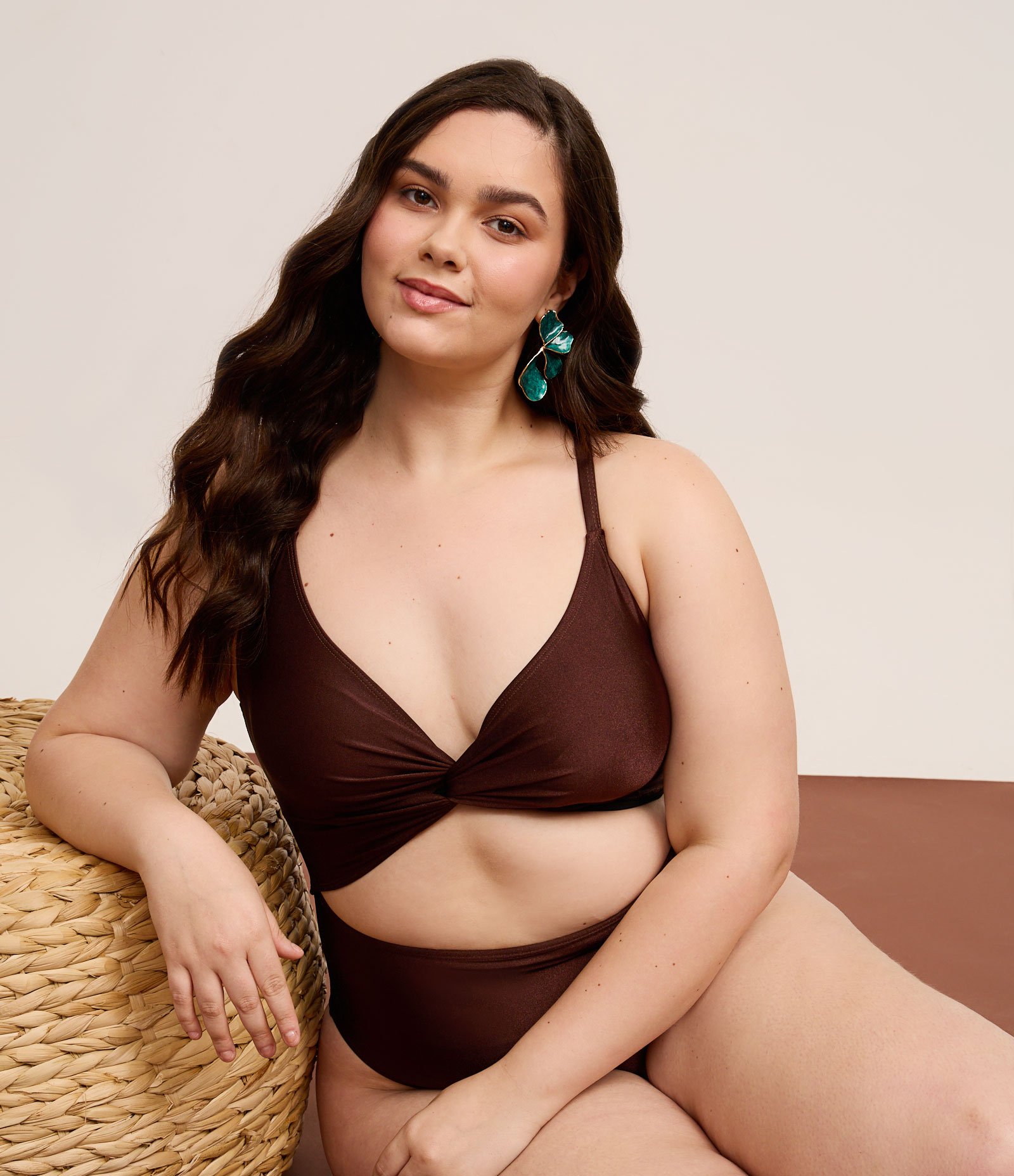 Maiô em Microfibra Brilhante com Busto Torcido e Recorte no Abdômen Curve & Plus Size Marrom 1