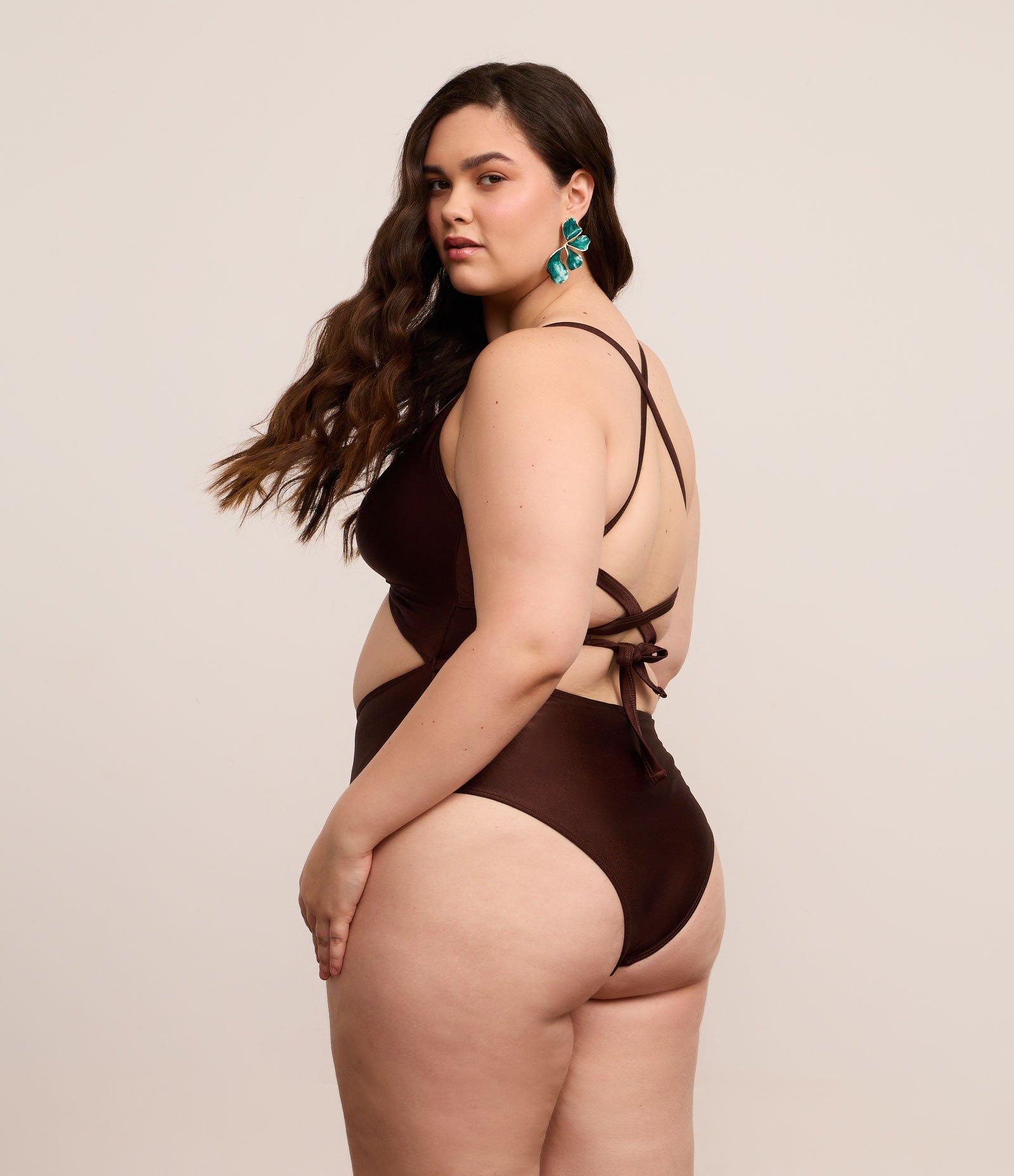 Maiô em Microfibra Brilhante com Busto Torcido e Recorte no Abdômen Curve & Plus Size Marrom 2