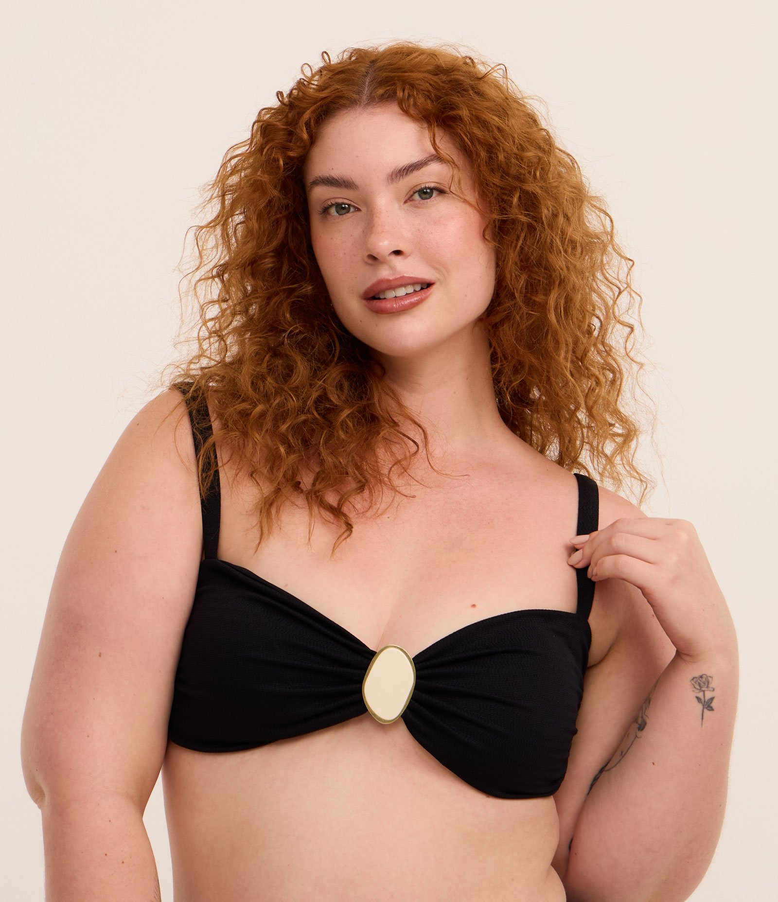 Biquíni Top Bandeau em Microfibra Texturizada com Aviamento Pedraria Curve e Plus Size Preto 1