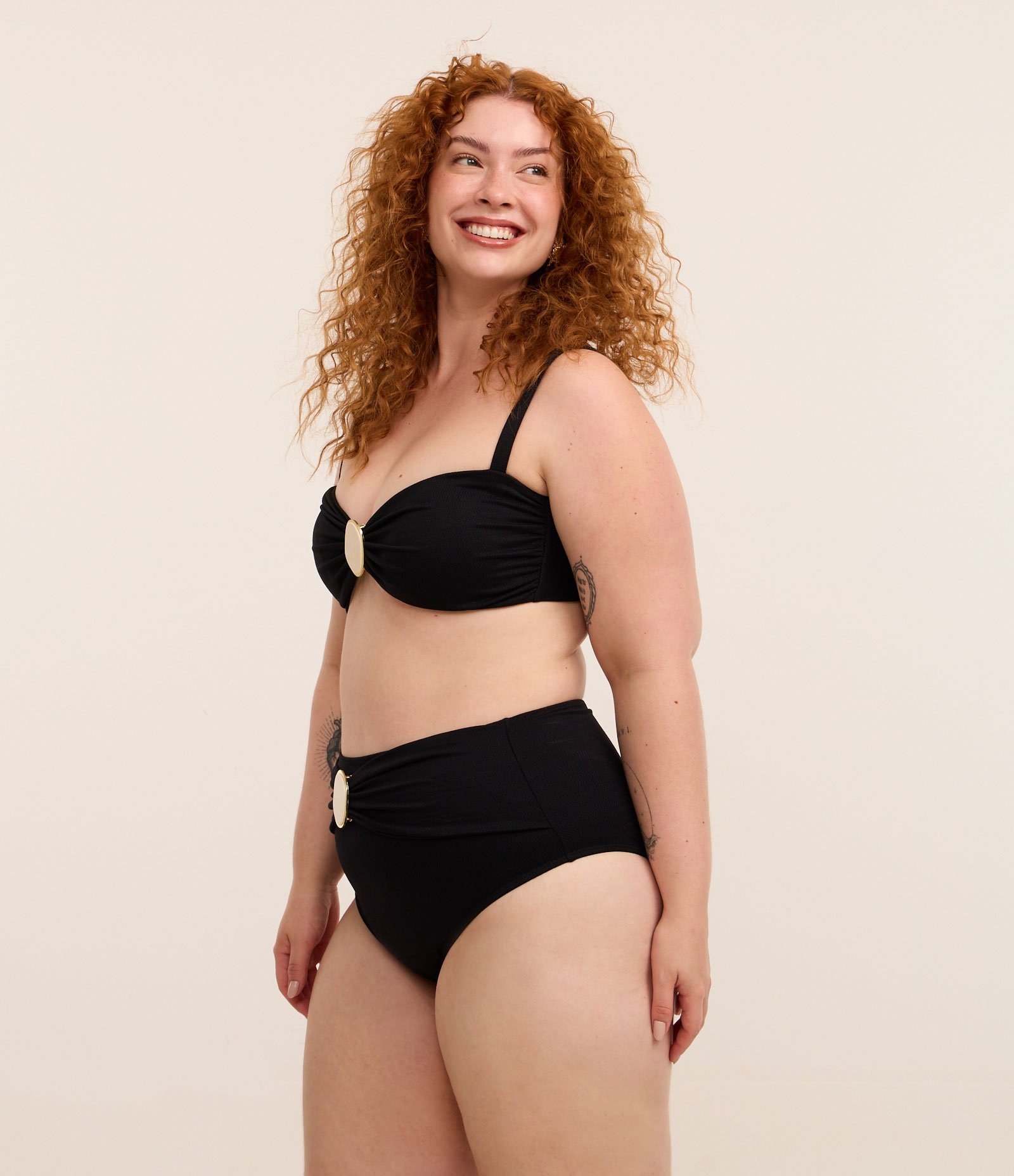 Biquíni Top Bandeau em Microfibra Texturizada com Aviamento Pedraria Curve e Plus Size Preto 2