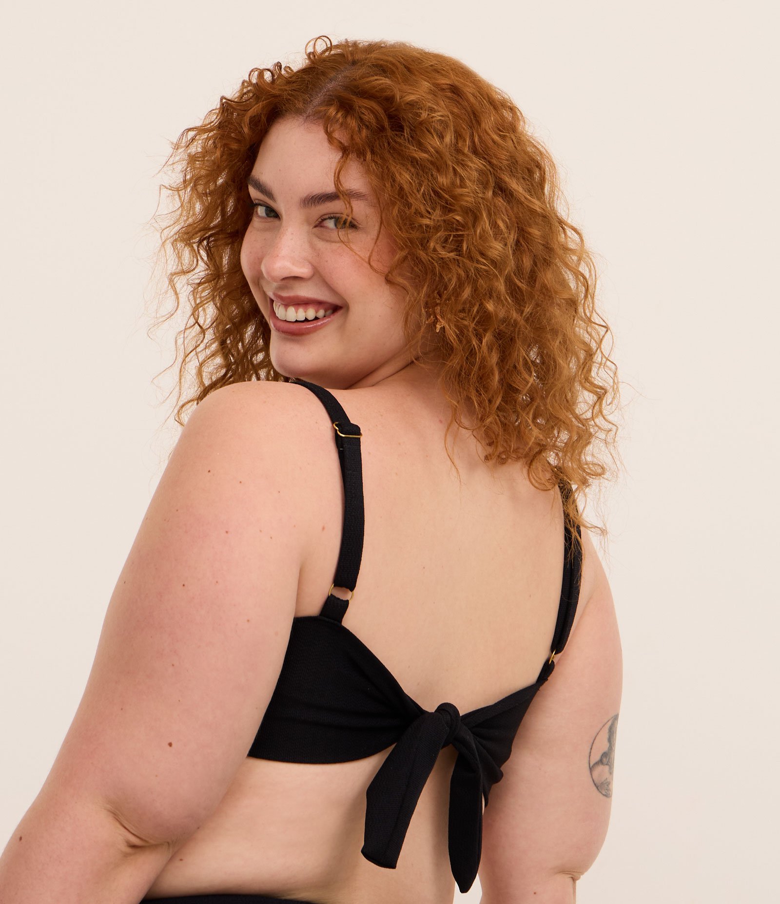 Biquíni Top Bandeau em Microfibra Texturizada com Aviamento Pedraria Curve e Plus Size Preto 4