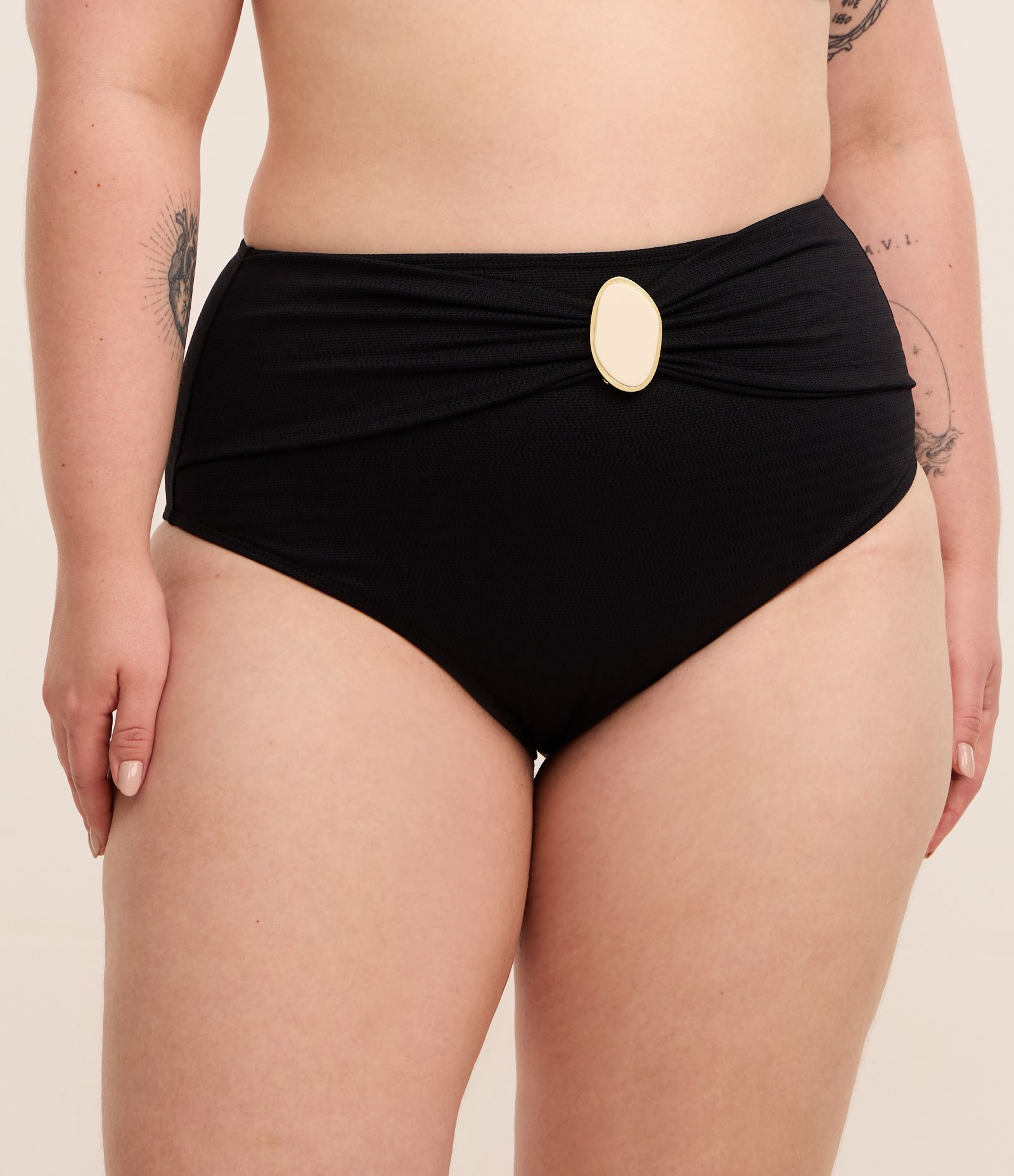 Biquíni Calcinha Hot Pants em Microfibra Texturizada com Pedraria Curve e Plus Size Preto 2