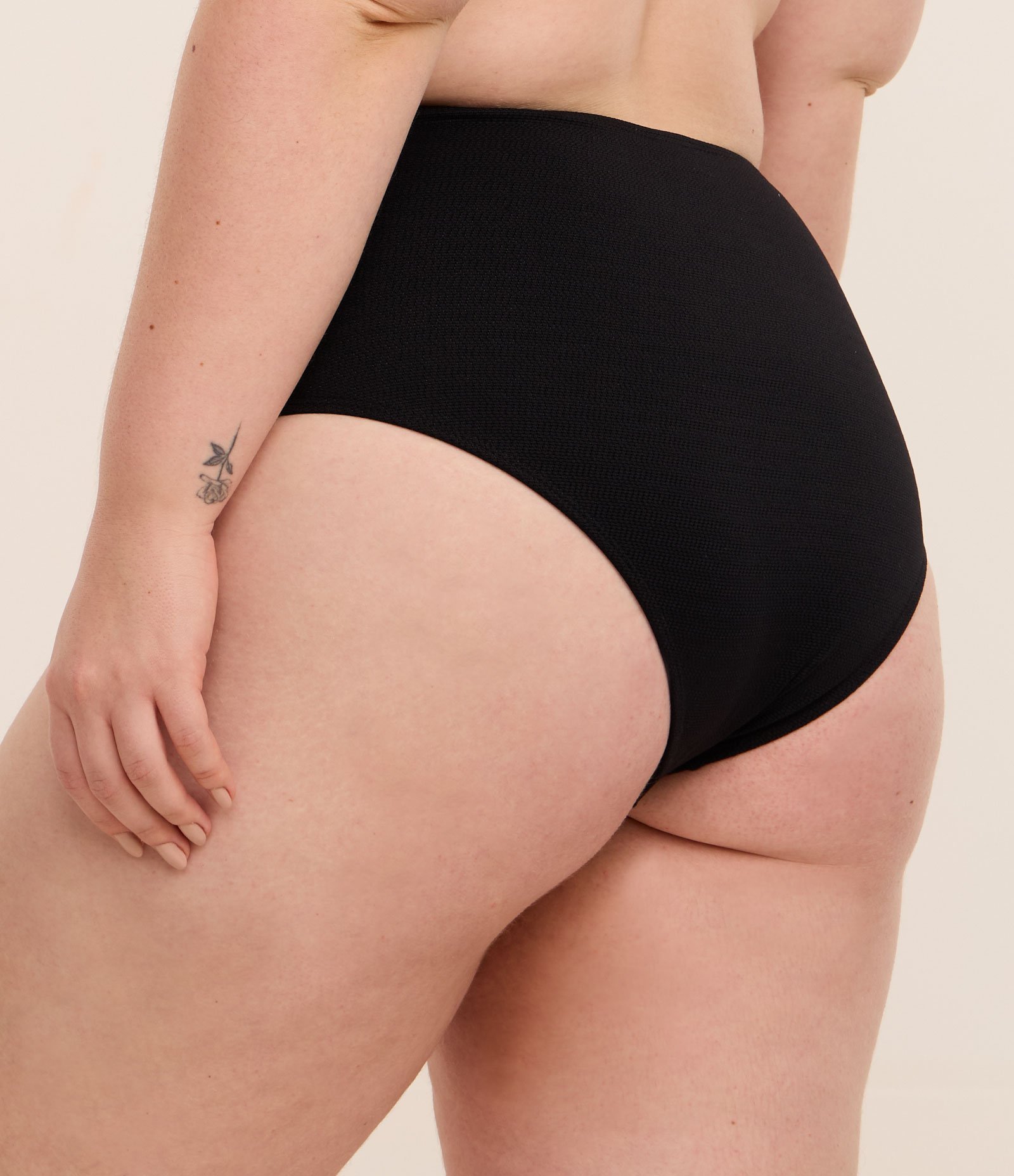 Biquíni Calcinha Hot Pants em Microfibra Texturizada com Pedraria Curve e Plus Size Preto 4