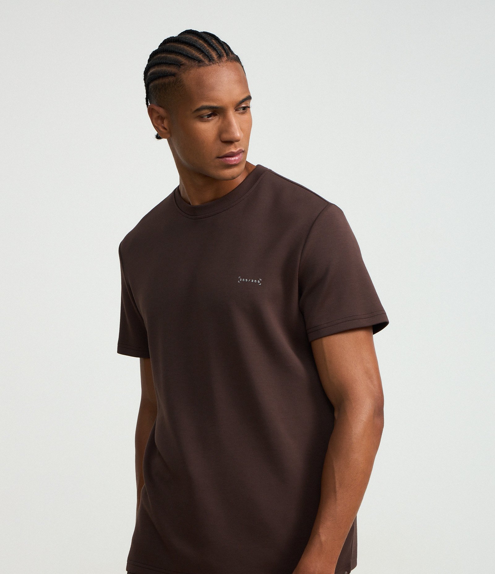 Camiseta Esportiva com Toque Macio com Modal e Estampa Localizada Marrom 4