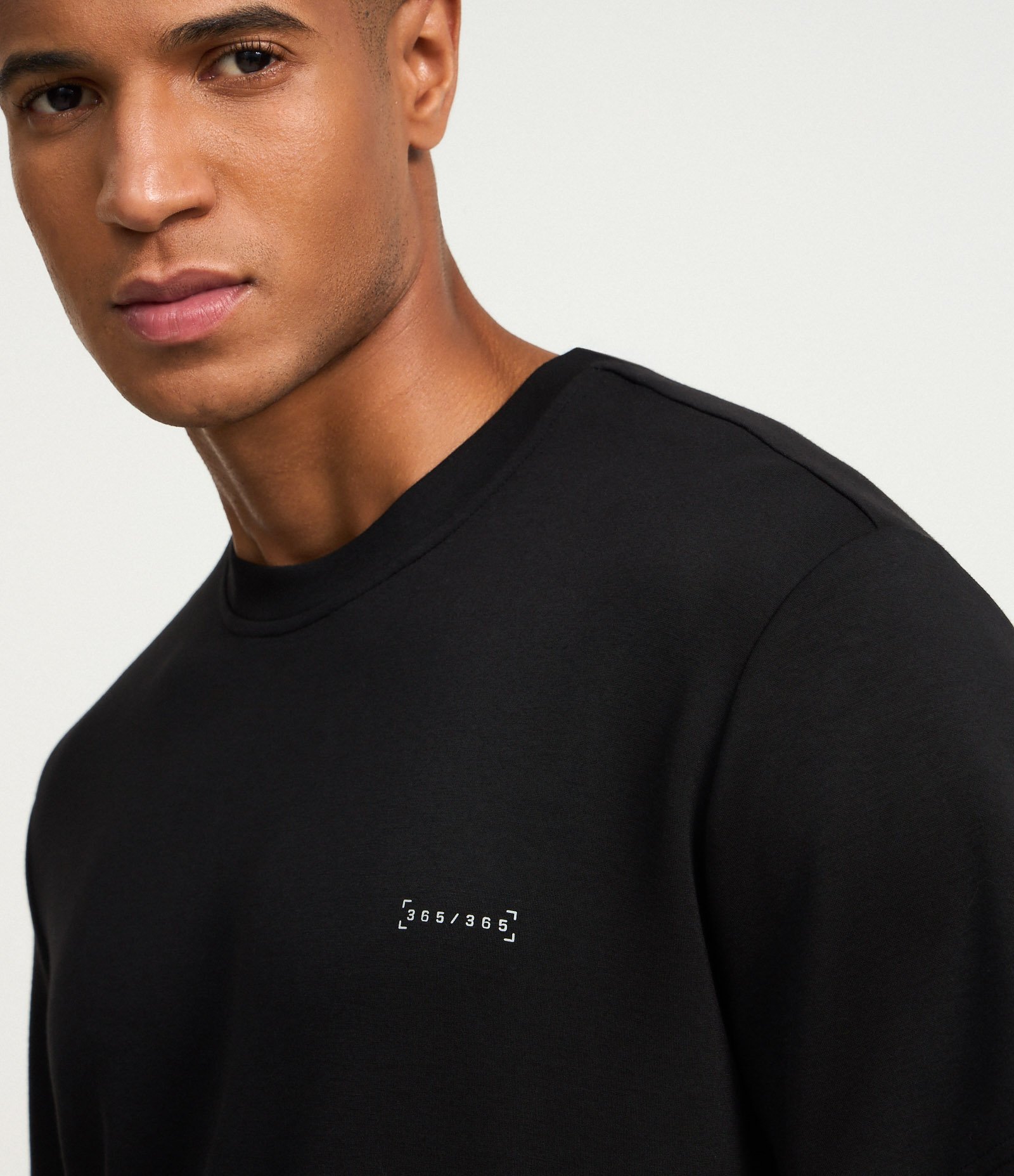Camiseta Esportiva com Toque Macio com Modal e Estampa Localizada Preto 4