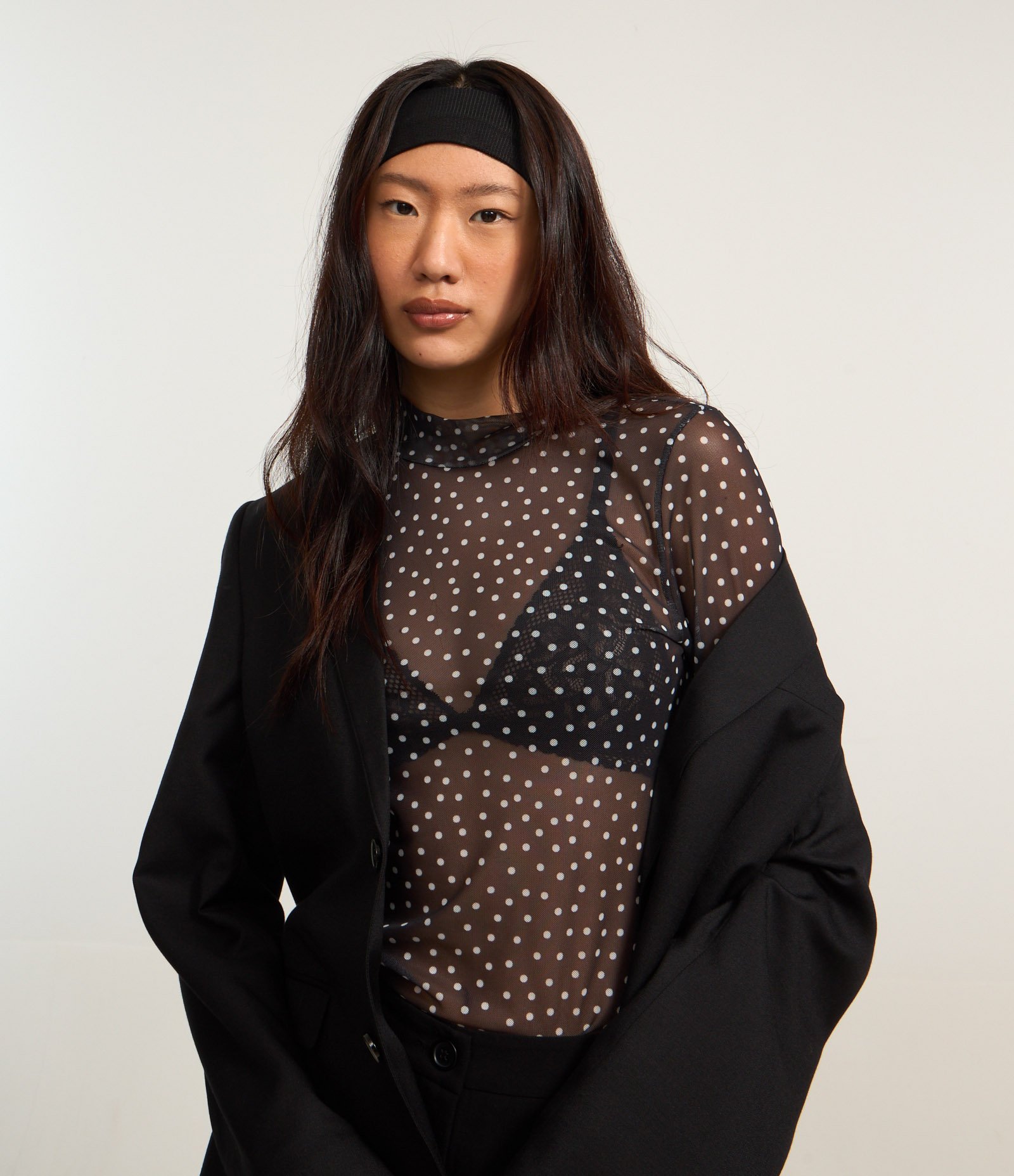 Blusa em Tule com Golinha Alta e Estampa Poá Preto 1