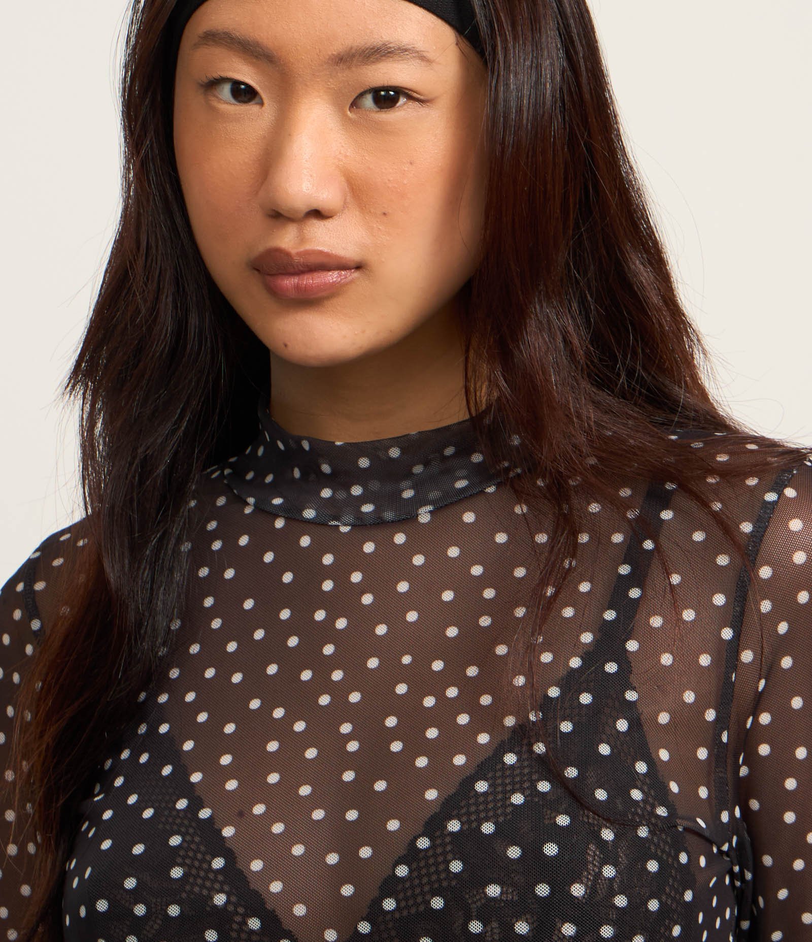 Blusa em Tule com Golinha Alta e Estampa Poá Preto 3