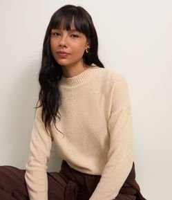 Suéter em Tricô Texturizado com Cava Deslocada