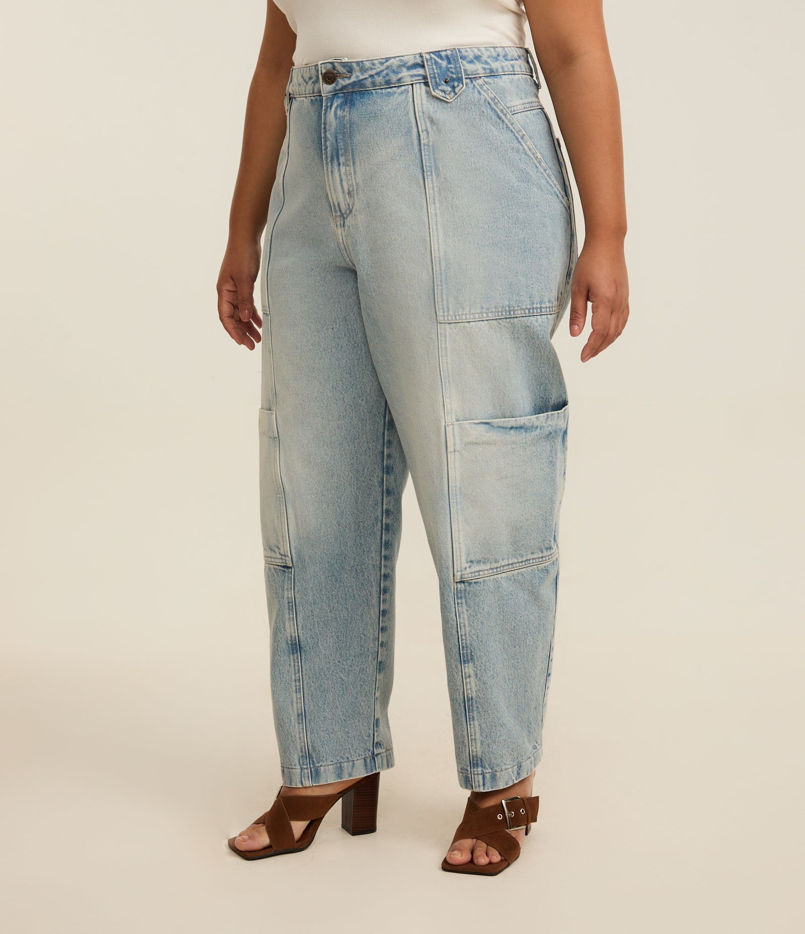 Calça Cenoura em Jeans com Bolsos Cargo e Lavagem Dirty Curve & Plus Size Azul 2