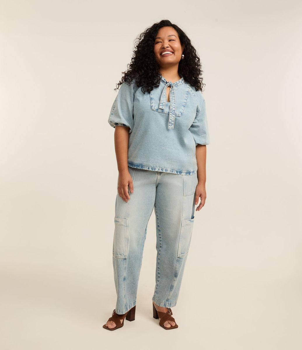 Calça Cenoura em Jeans com Bolsos Cargo e Lavagem Dirty Curve