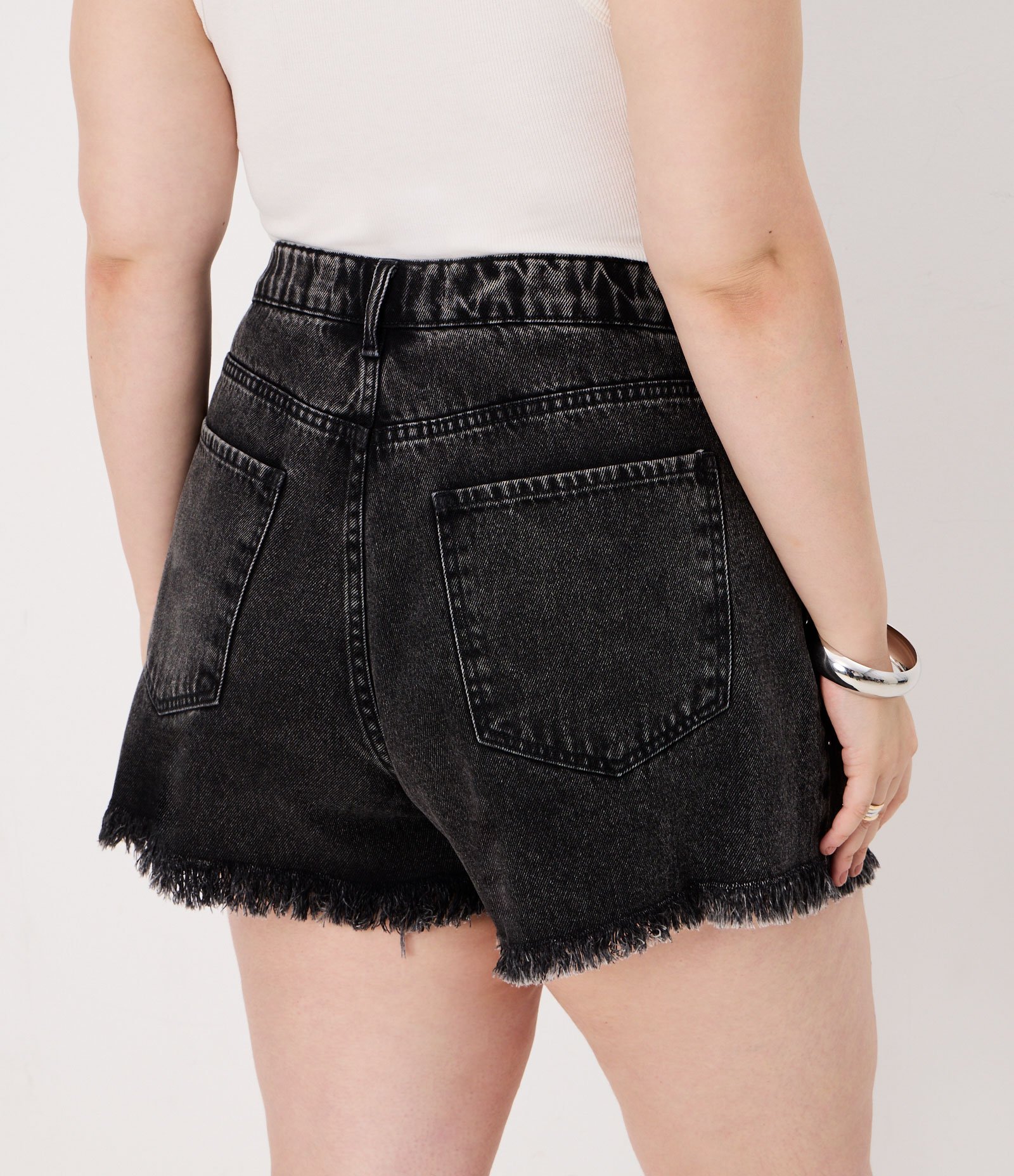 Short Boyfriend em Sarja com Brilhos Aplicados Curve & Plus Size Preto 5