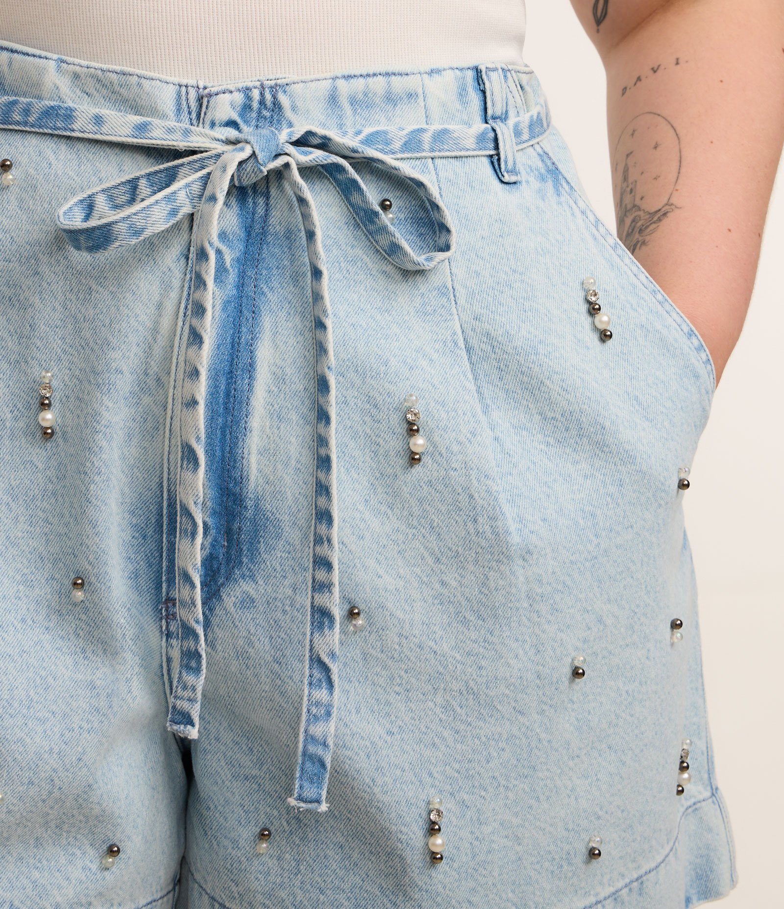 Bermuda em Jeans com com Cordão e Aplicações de Pérolas e Pedras Curve & Plus Size Azul 2