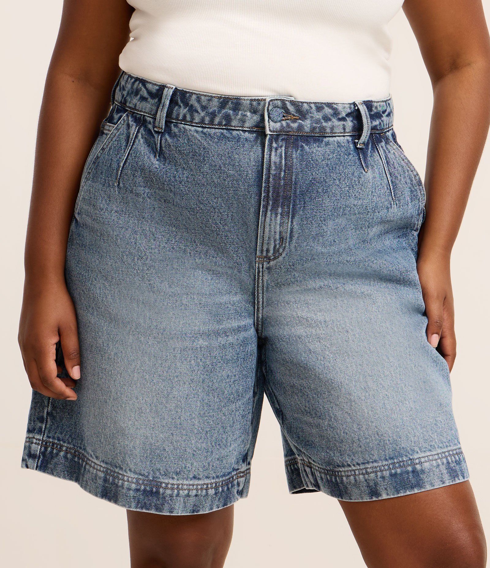Bermuda em Jeans com Pences e Barra Larga Curve & Plus Size Azul 2