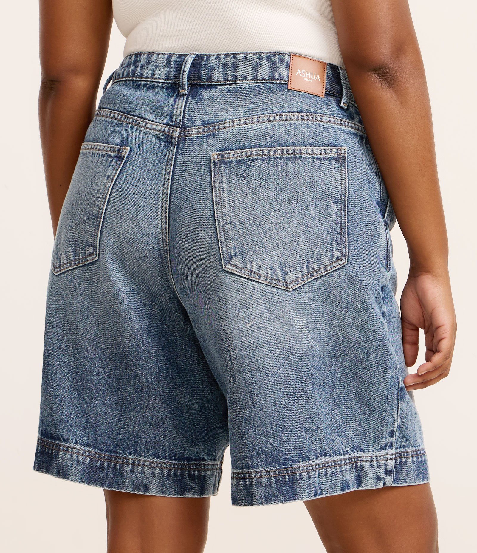 Bermuda em Jeans com Pences e Barra Larga Curve & Plus Size Azul 5