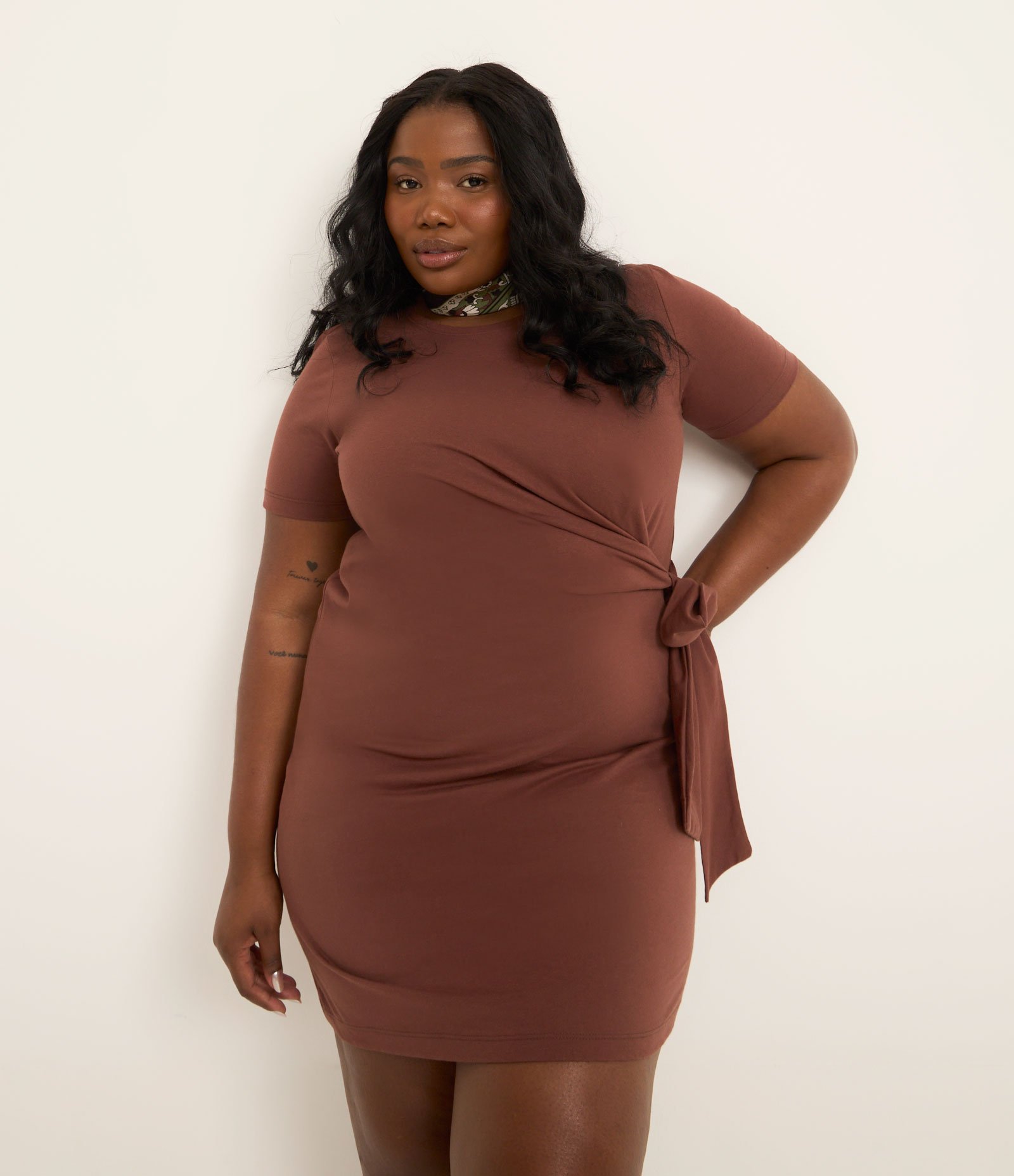 Vestido Curto com Amarração na Lateral Curve & Plus Size Marrom 2