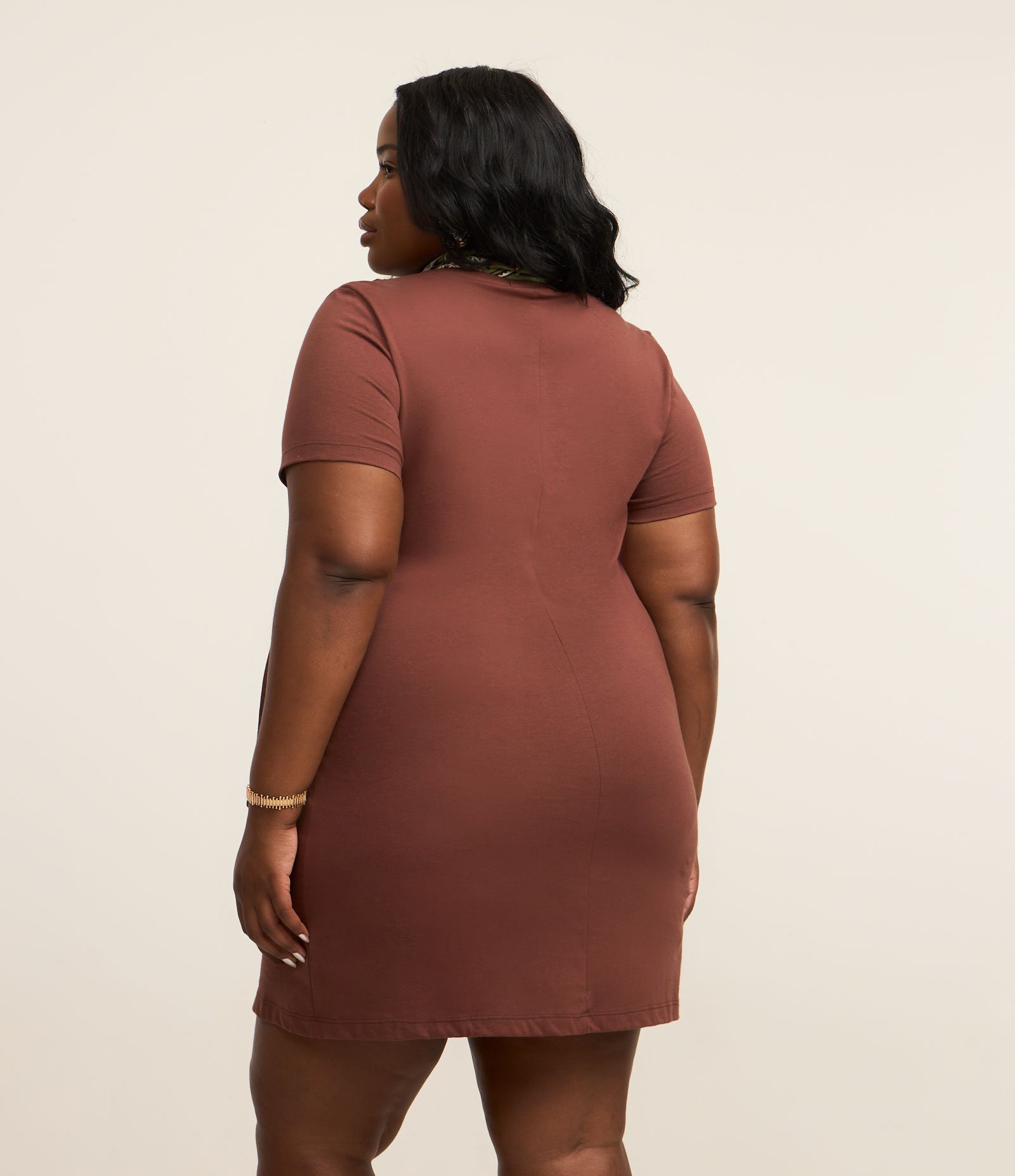 Vestido Curto com Amarração na Lateral Curve & Plus Size Marrom 3