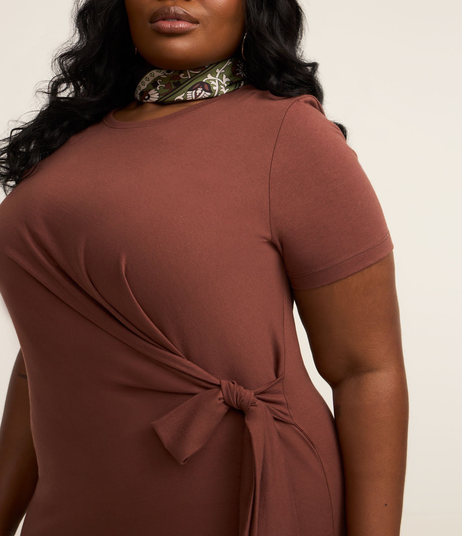 Vestido Curto com Amarração na Lateral Curve & Plus Size Marrom 4