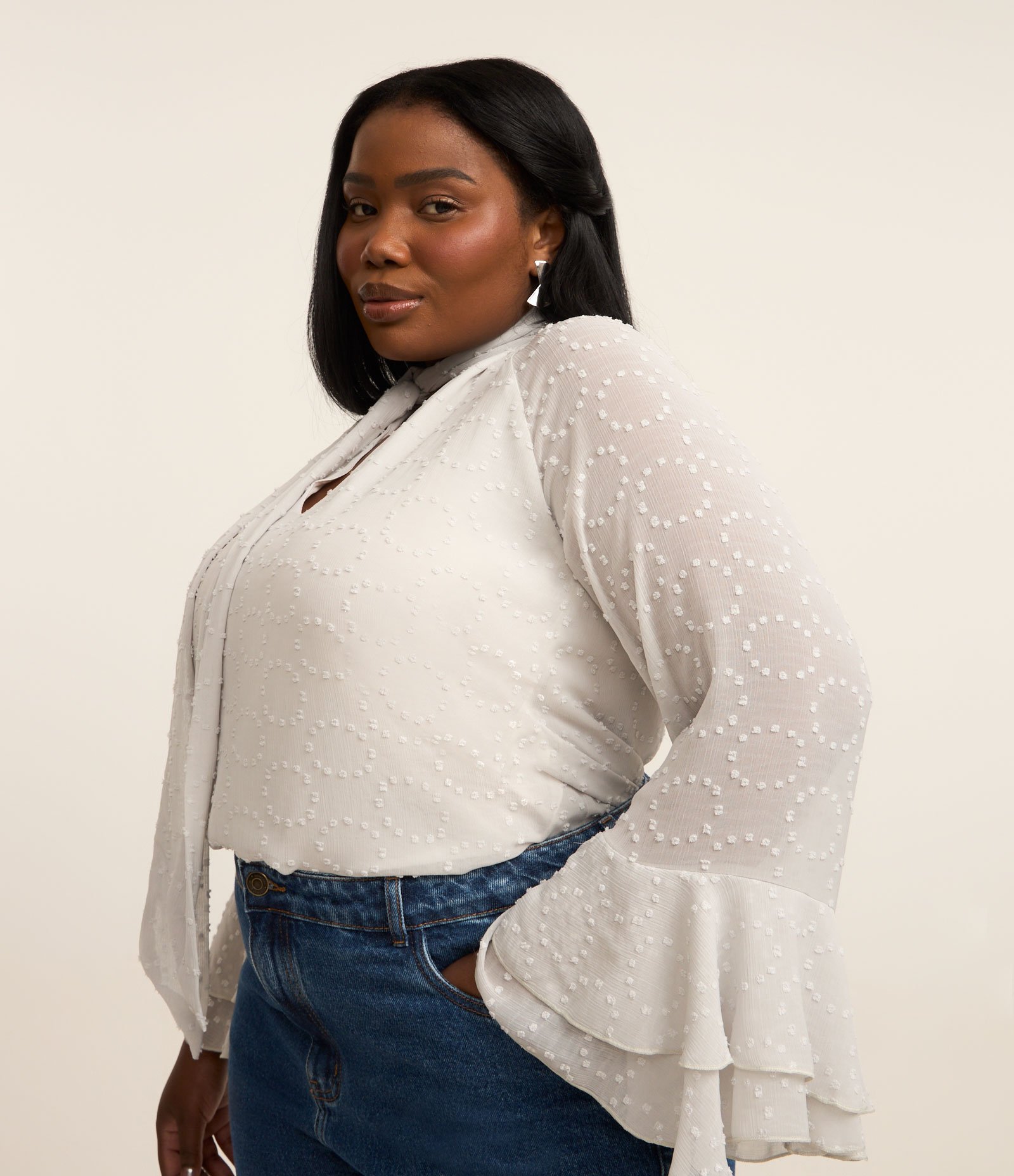 Blusa em Chiffon com Laço e Babado Curve & Plus Size Cinza 1