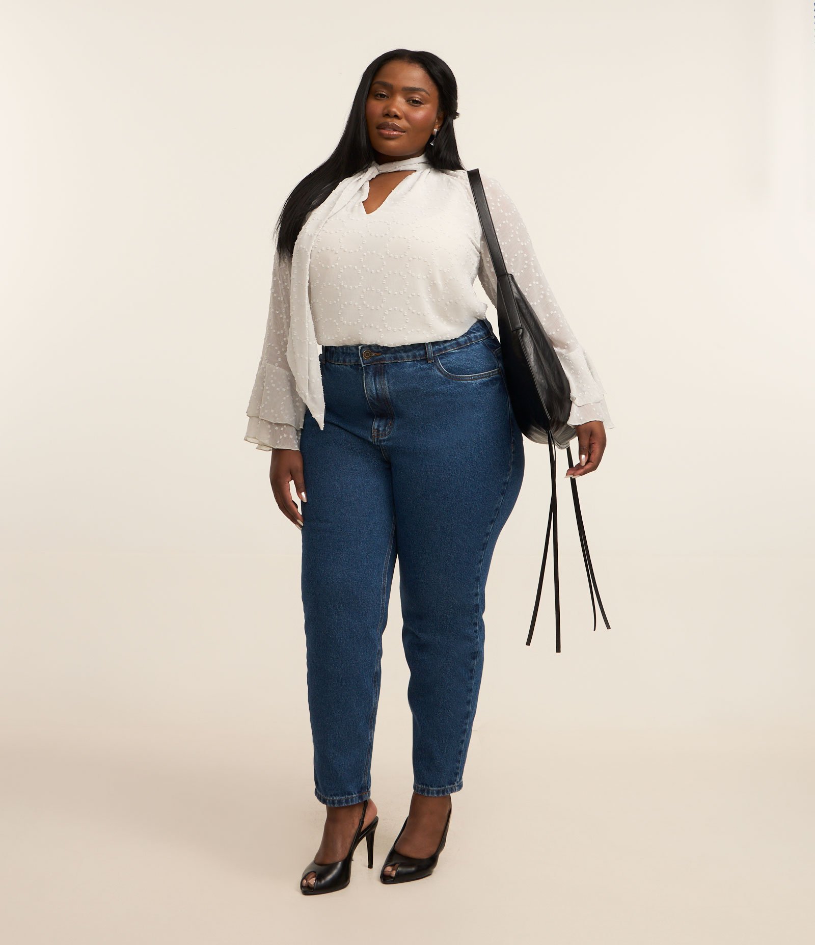 Blusa em Chiffon com Laço e Babado Curve & Plus Size Cinza 2