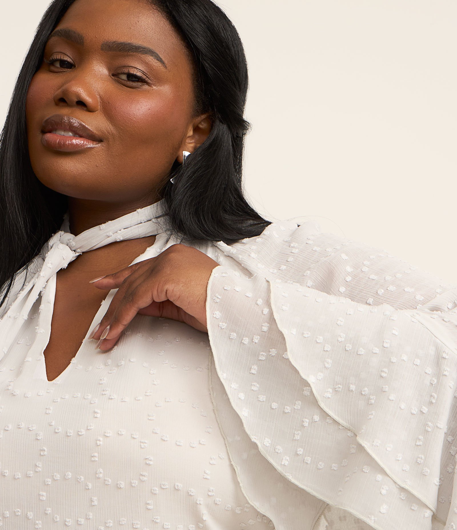 Blusa em Chiffon com Laço e Babado Curve & Plus Size Cinza 3