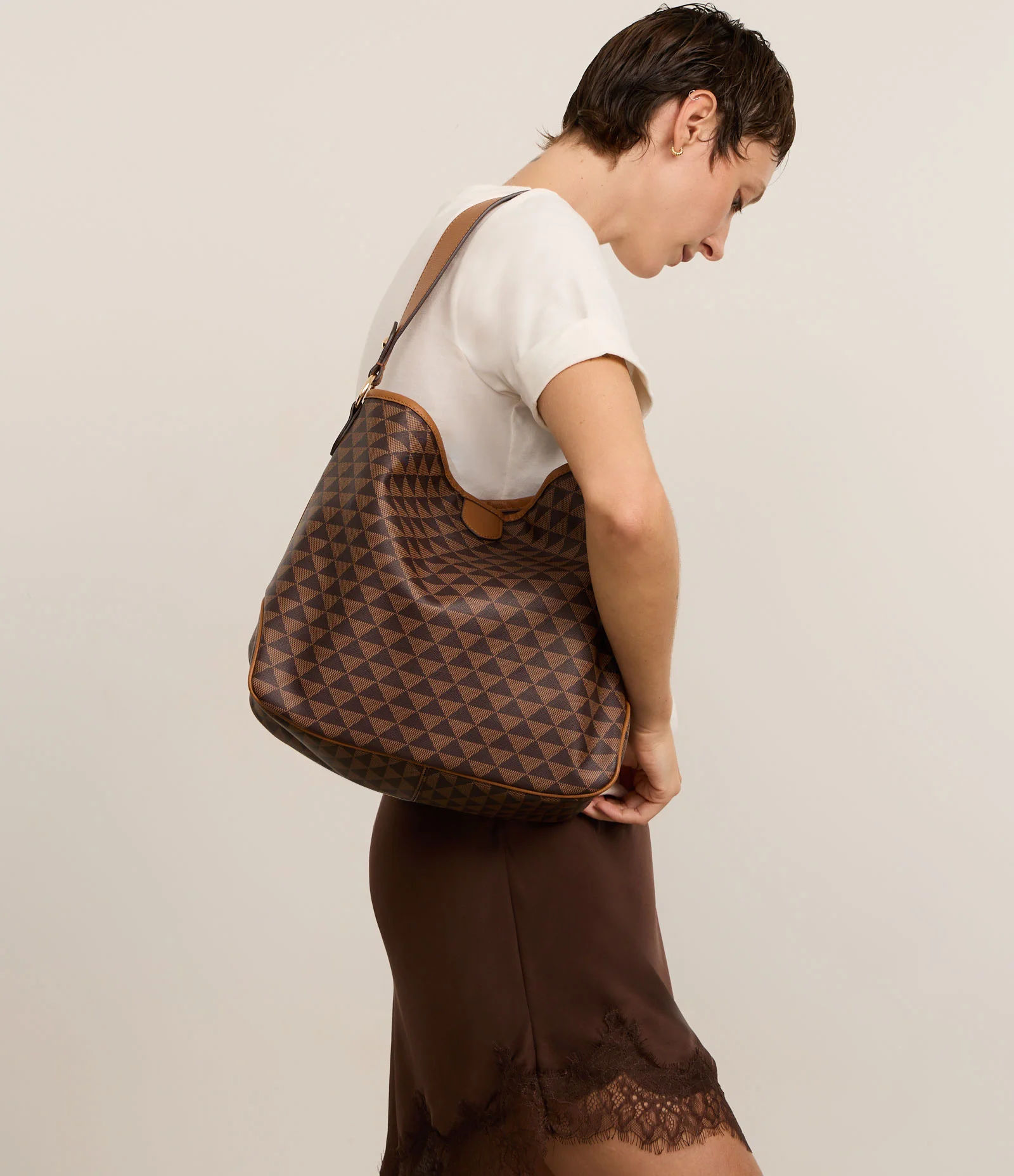 Bolsa Hobo Desestruturada Grande com Estampa Triângulo Marrom 1