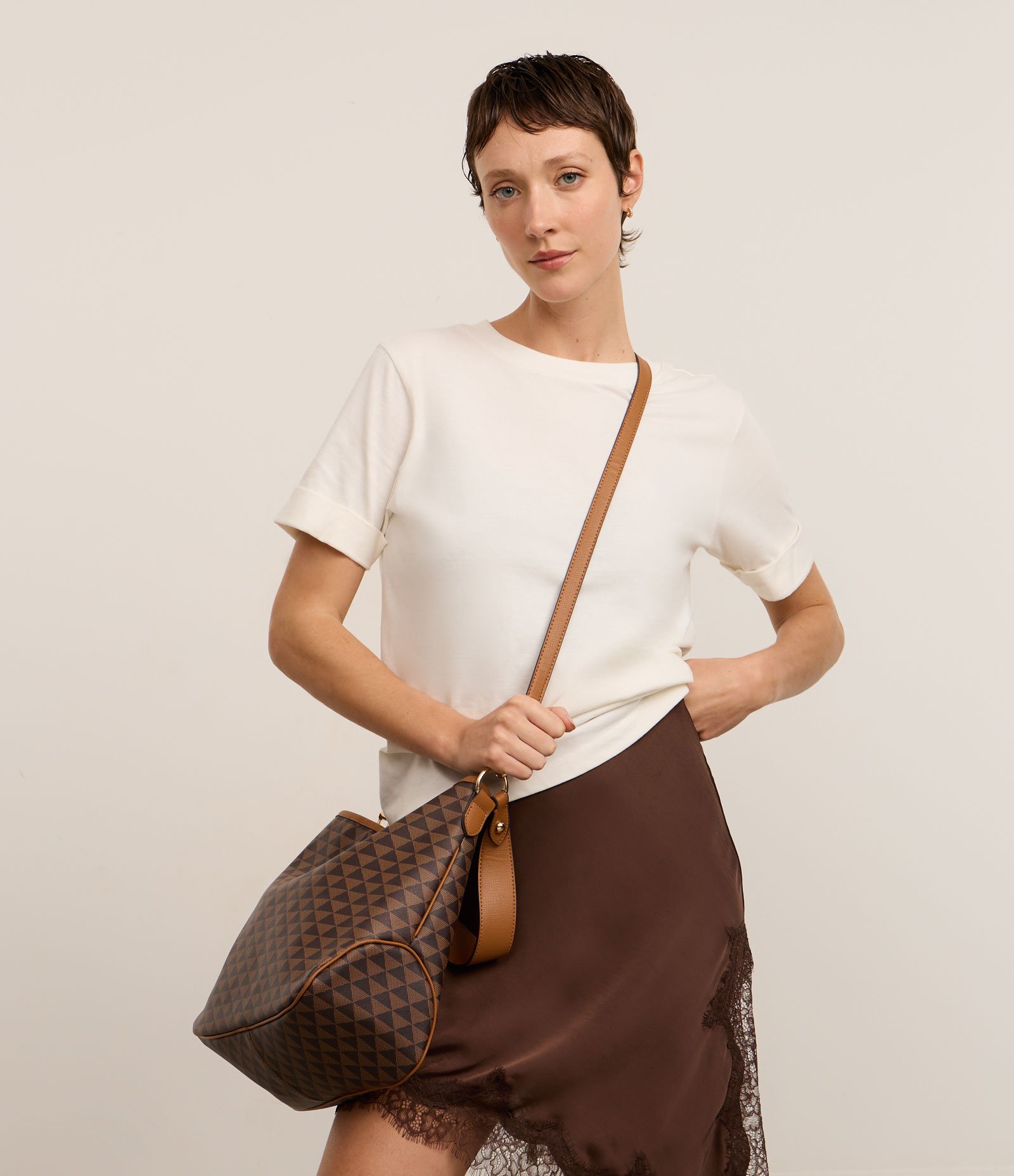 Bolsa Hobo Desestruturada Grande com Estampa Triângulo Marrom 8