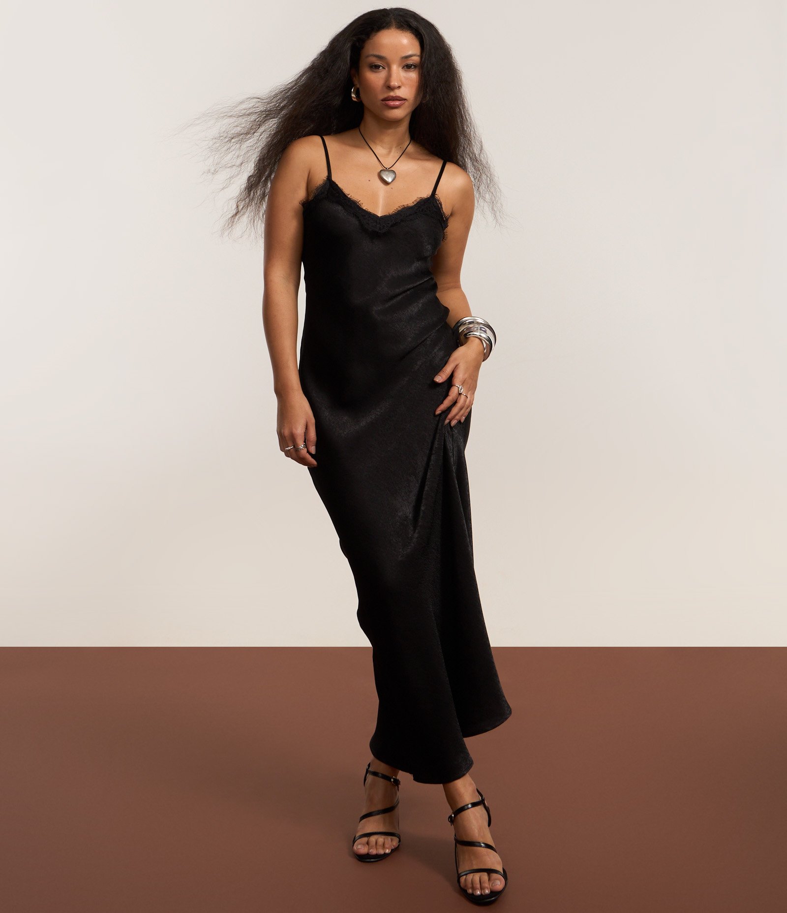 Vestido New Midi em Cetim com Detalhes de Renda Preto 5