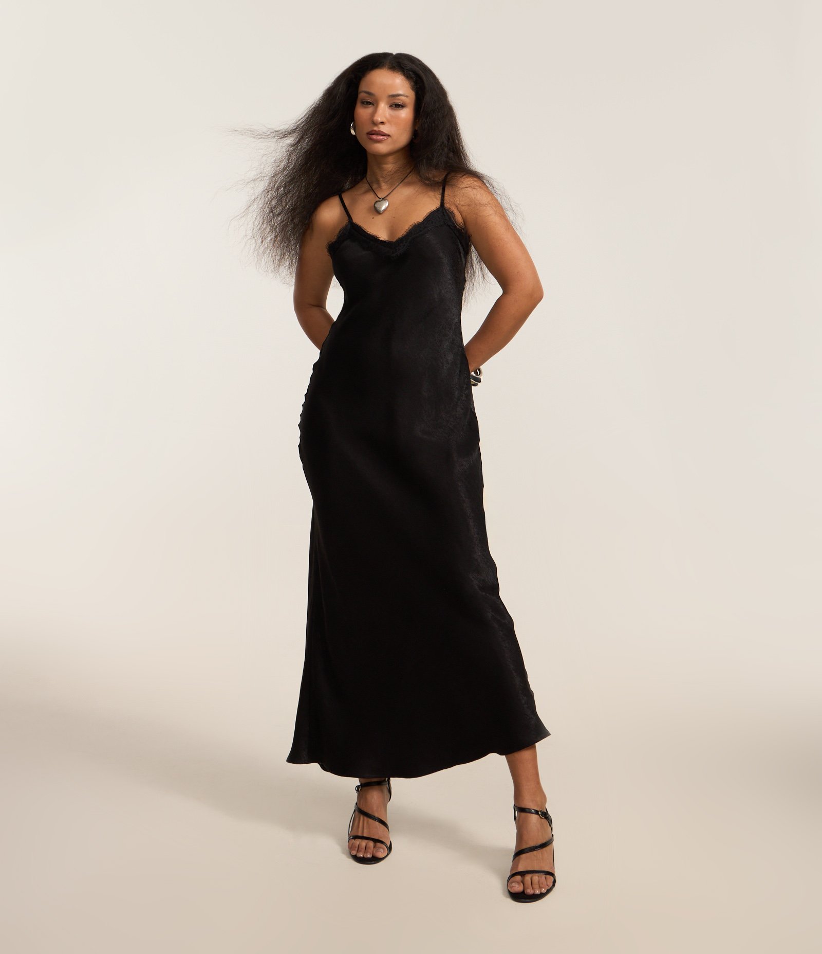 Vestido New Midi em Cetim com Detalhes de Renda Preto 1